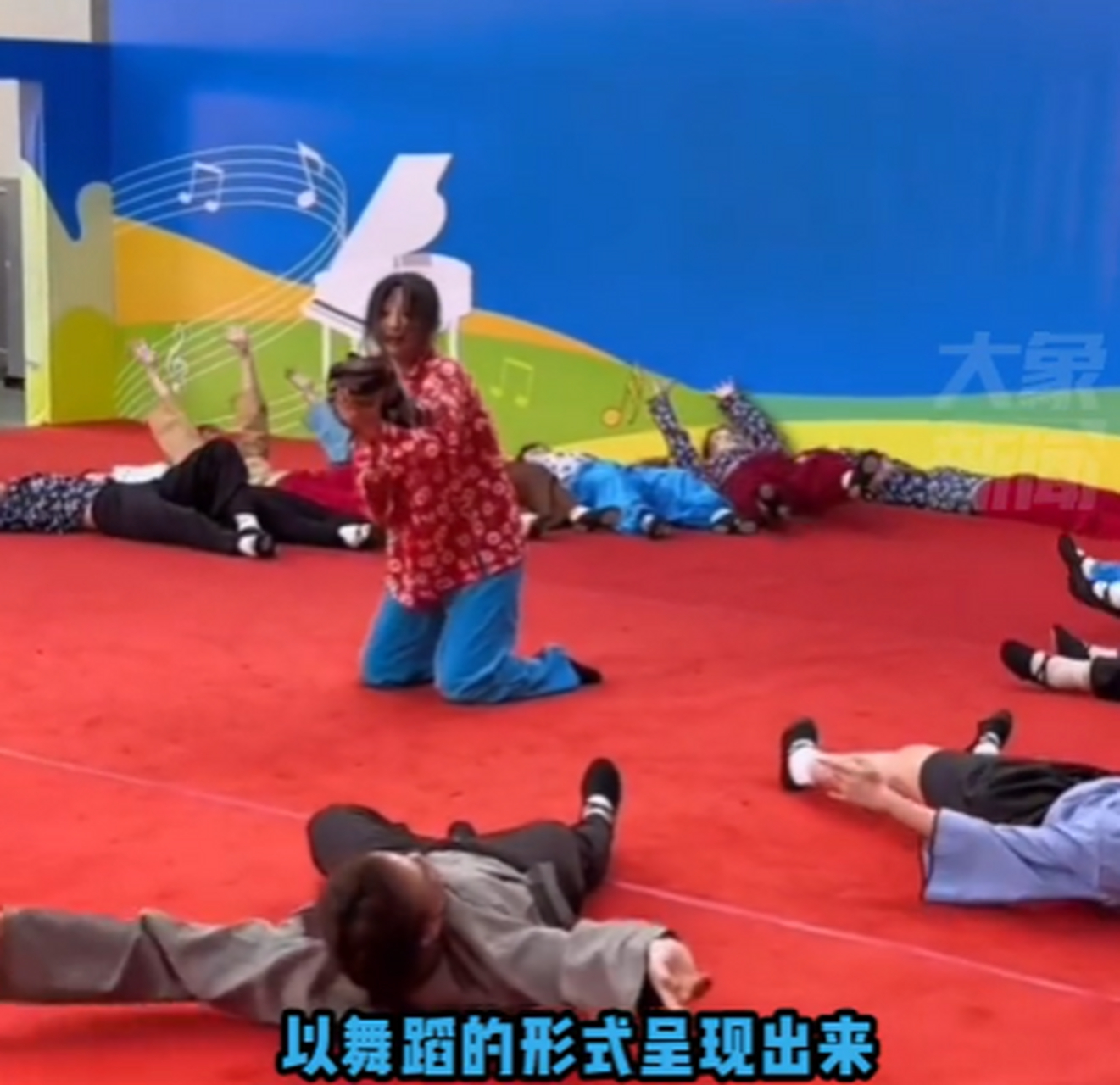 4月27日,陕西西安,学生演绎舞蹈《活着1937》震撼全场,"无一句台词却