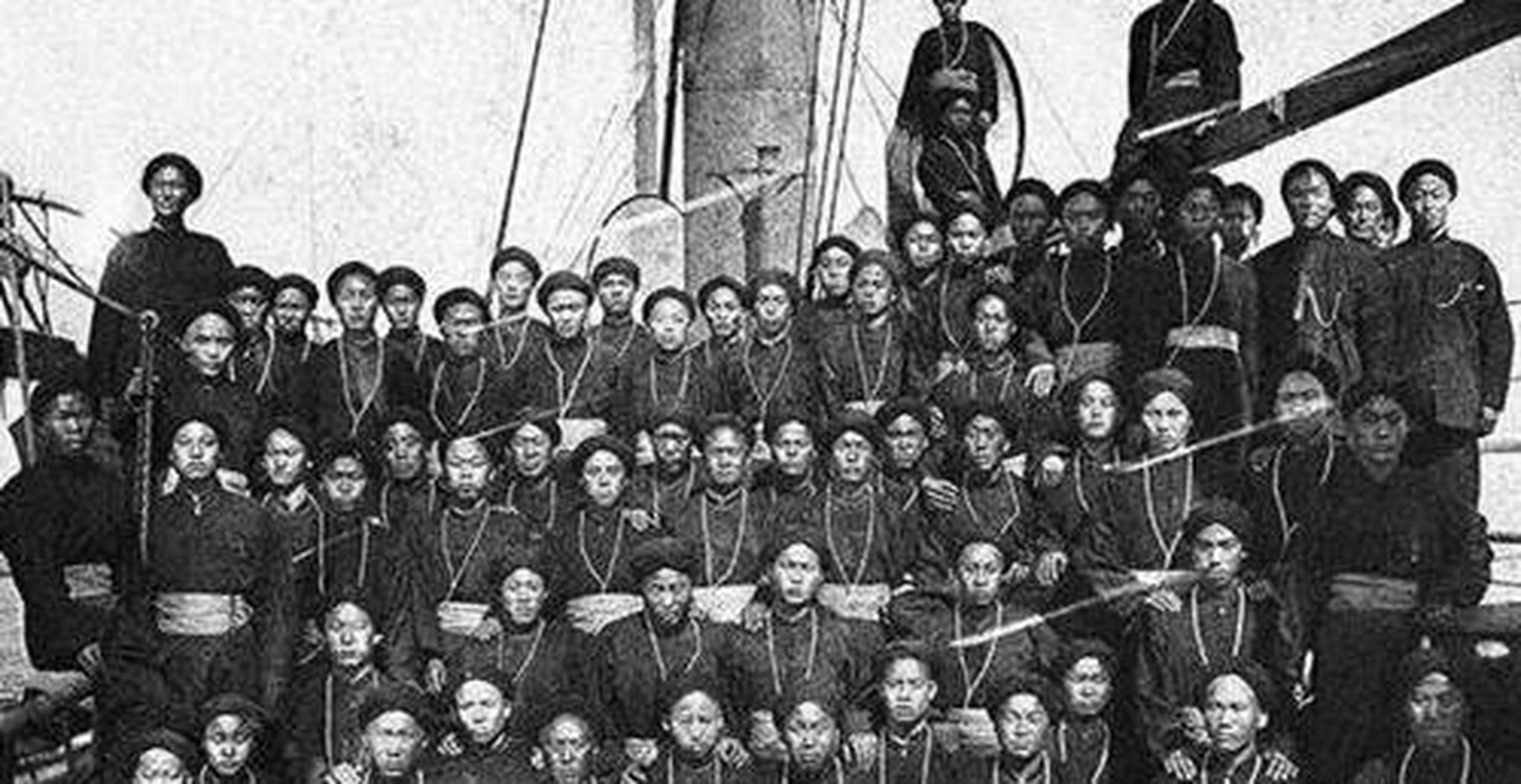 1959年某个黑夜,"嘣"一声,村民们炸开了丁汝昌的墓.