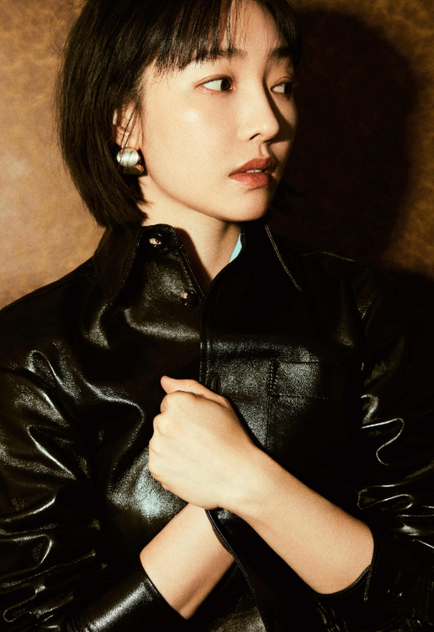 时髦女郎迷人眼的#白百何# 极致美学的穿搭造型,皮衣配皮裙,五官精致