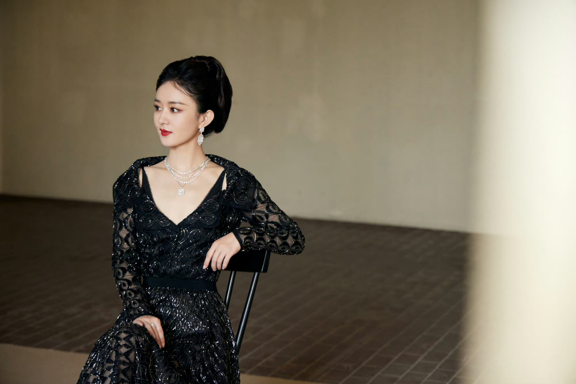 赵丽颖芭莎的第二套造型,身穿georges hobeika 2023春夏高级定制,高