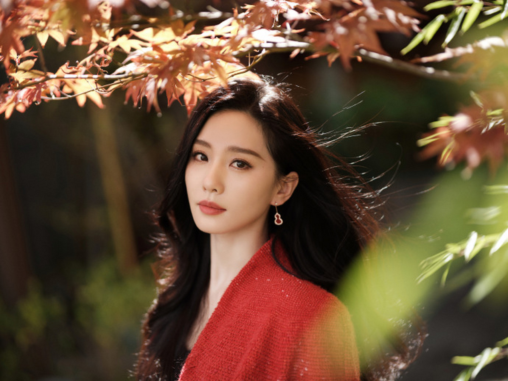 星闻#   刘诗诗红衣盛放,果敢张扬, 与纯黑缄默相融,勾勒自在如意的