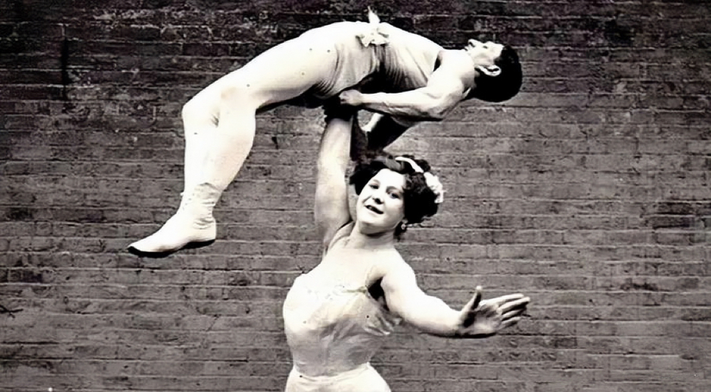 19世纪的欧洲女大力士托举起三个男士的照片.