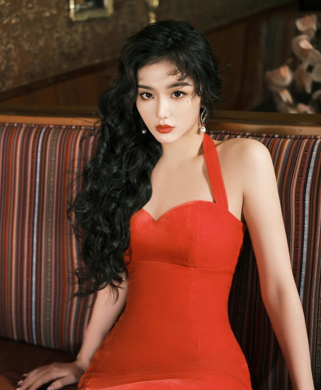 艳丽妖娆,魅惑撩人的#孔雪儿# 容颜秀美,五官精致,烈焰红唇,性感迷人