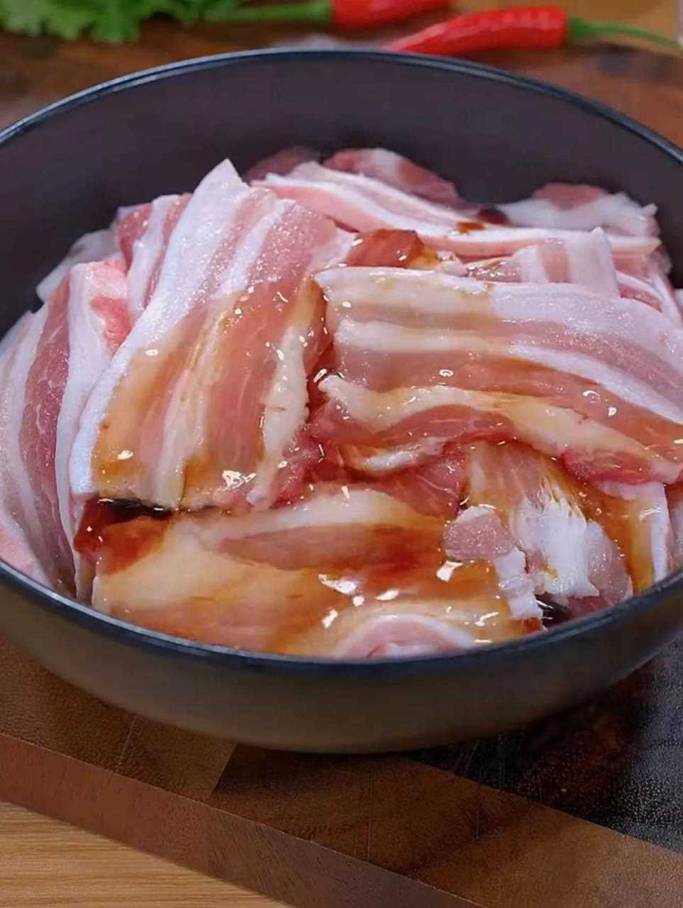 五花肉切厚厚的薄片,加一勺生抽,一勺料酒,一袋烤肉料,一勺淀粉,抓拌