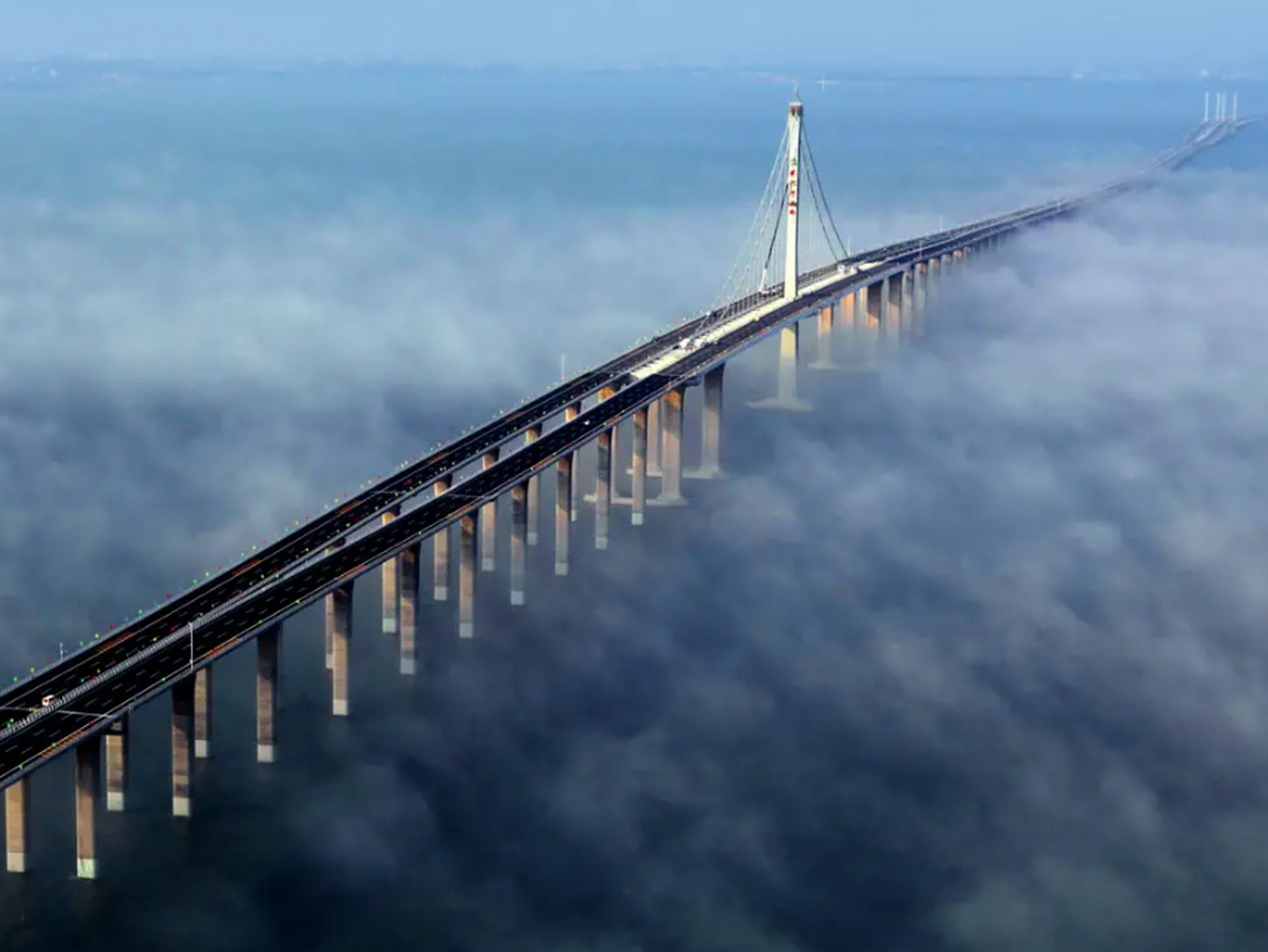 我国最长的十座跨海大桥桥梁长度排名. 1,港珠澳大桥:桥梁长29.6千米.