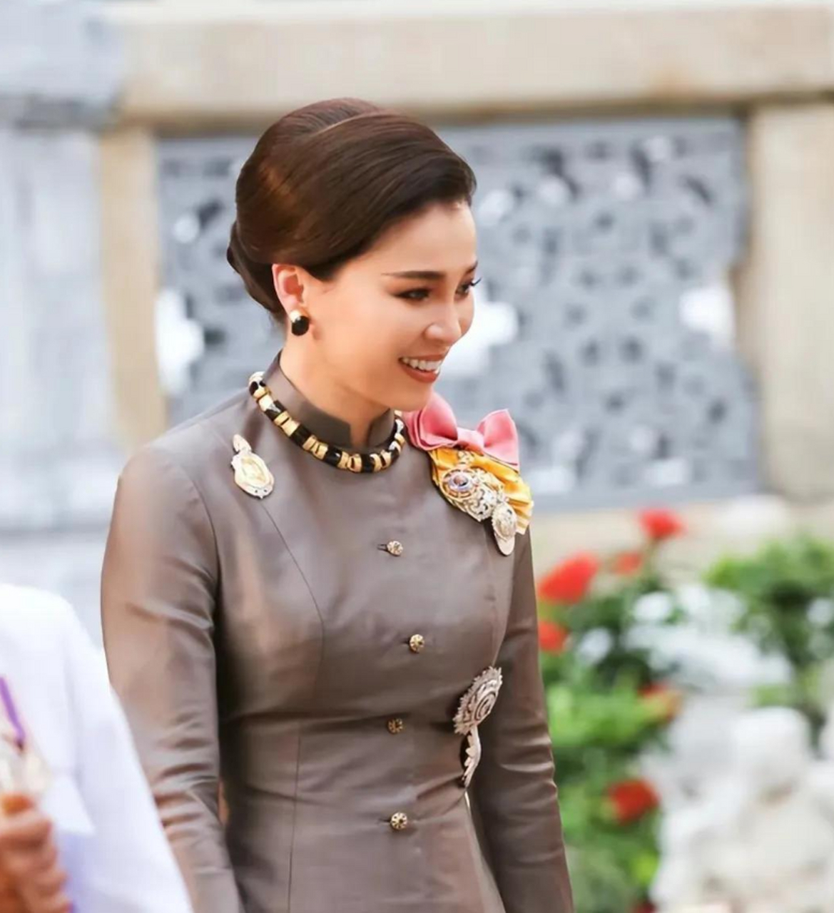 她回到国内又解锁新首饰,黑色玛瑙时髦又贵气,精致盘发纹丝不乱,这新