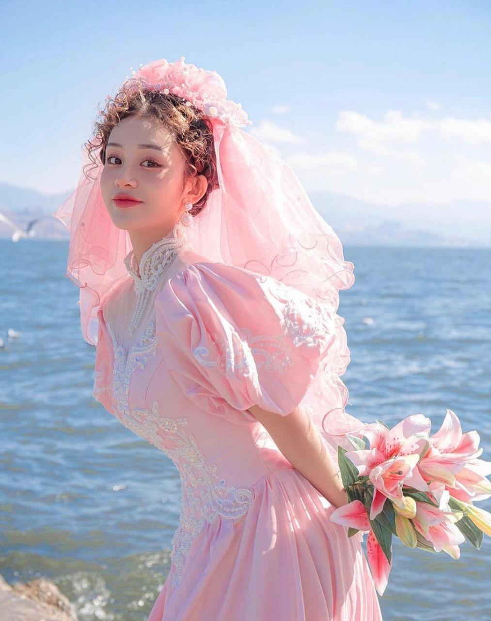 粉色婚纱,有种少女心的甜蜜感