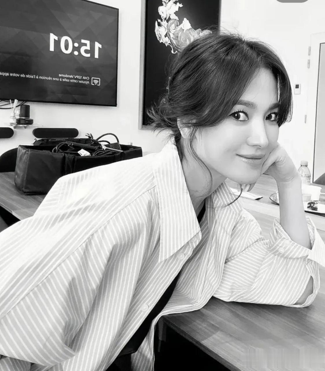 1日,演员宋慧乔在自己的instagram上上传了多张照片.