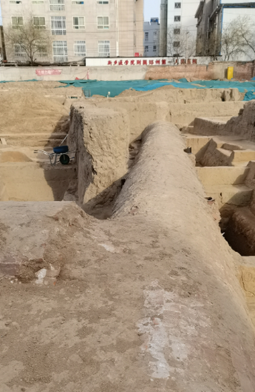 这是60年代左右挖的防空洞 结构非常完好,规模也非常大 只是时过境迁