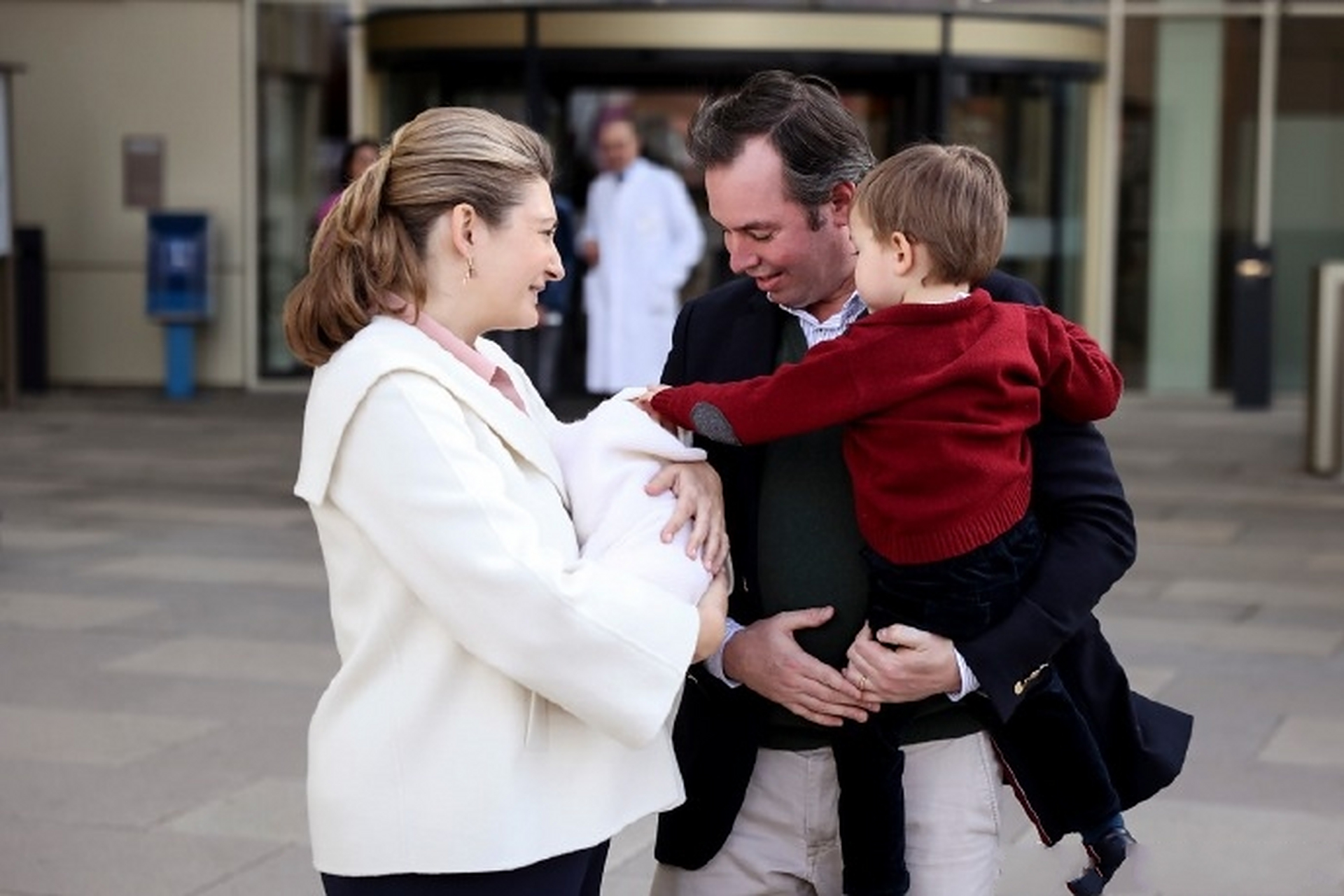 卢森堡大公储妃斯蒂芬妮和弗朗索瓦王子的出院图  今天卢森堡王室官方