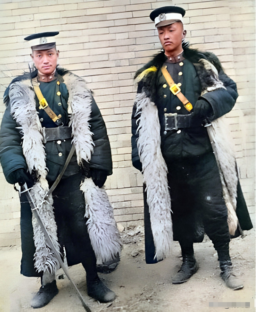 在1910年代,时值一个寒冷的冬天,两个身着皮大氅的军人站在一起合影.