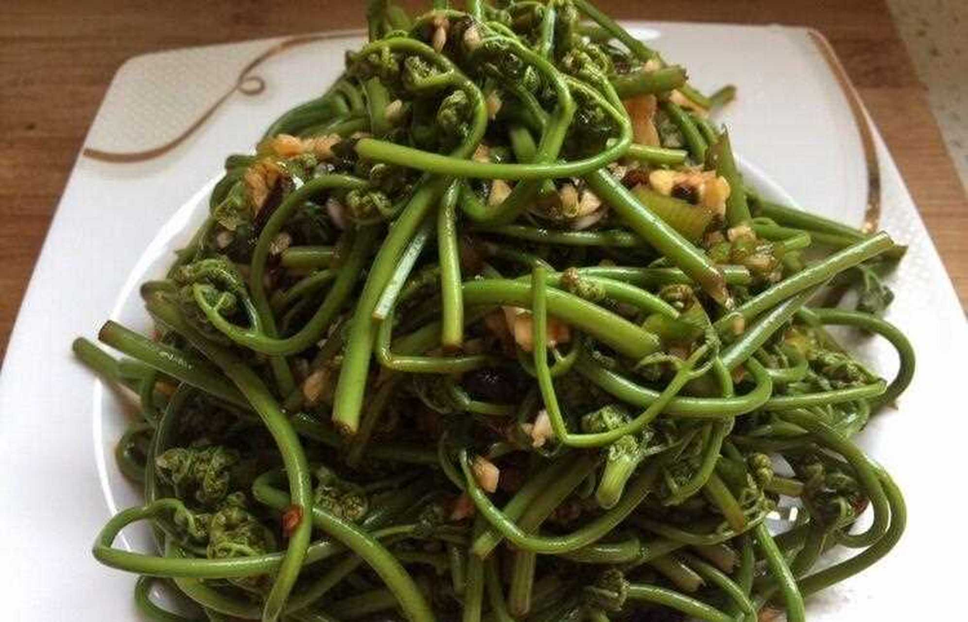今天上山采摘很多的野菜 学名蕨菜 我们这里叫小孩拳 我是这样做的