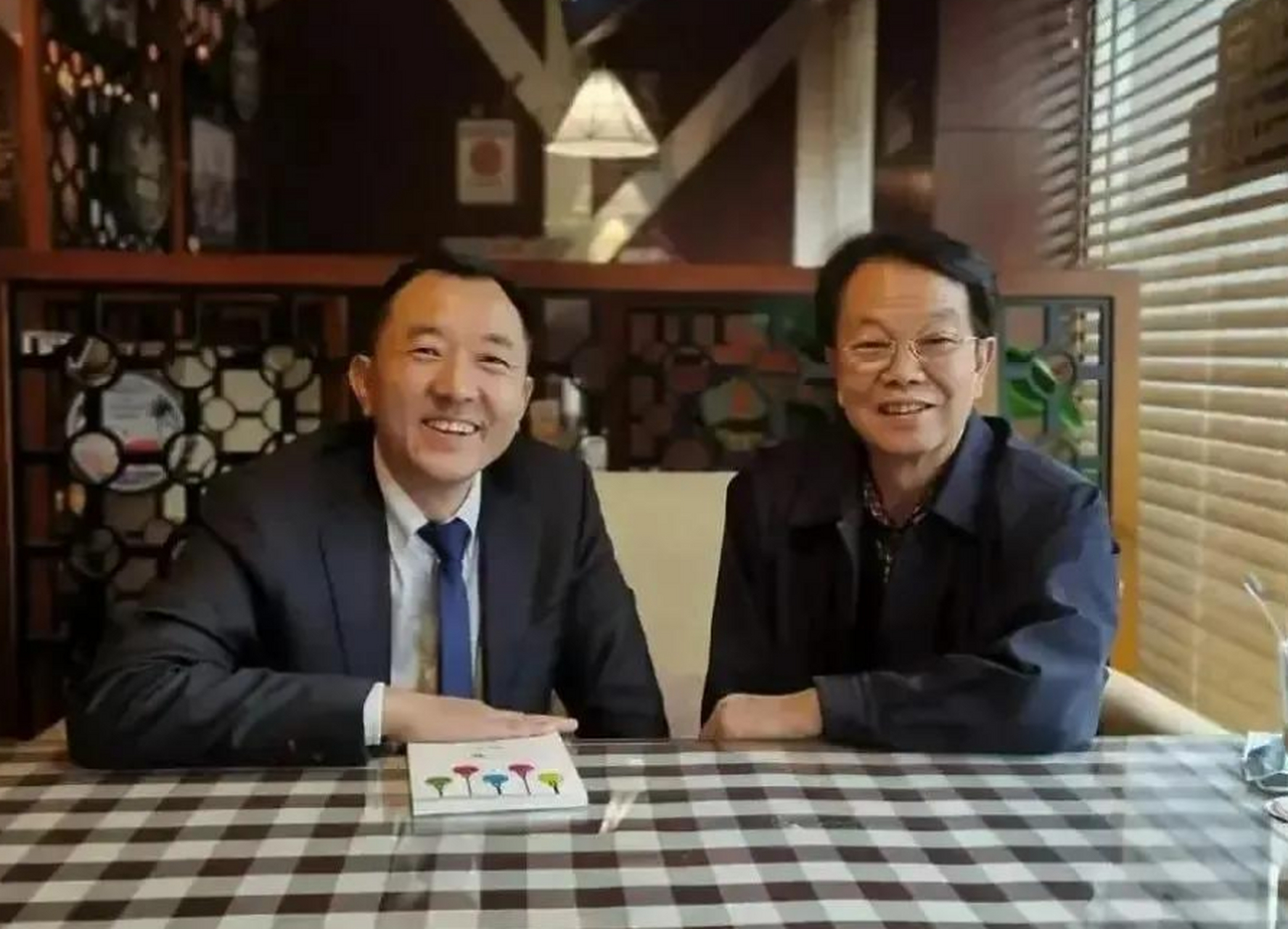 巴东县委书记陈行甲,面对着铁窗里的刘冰问,"你怎么会那么恨我",刘冰