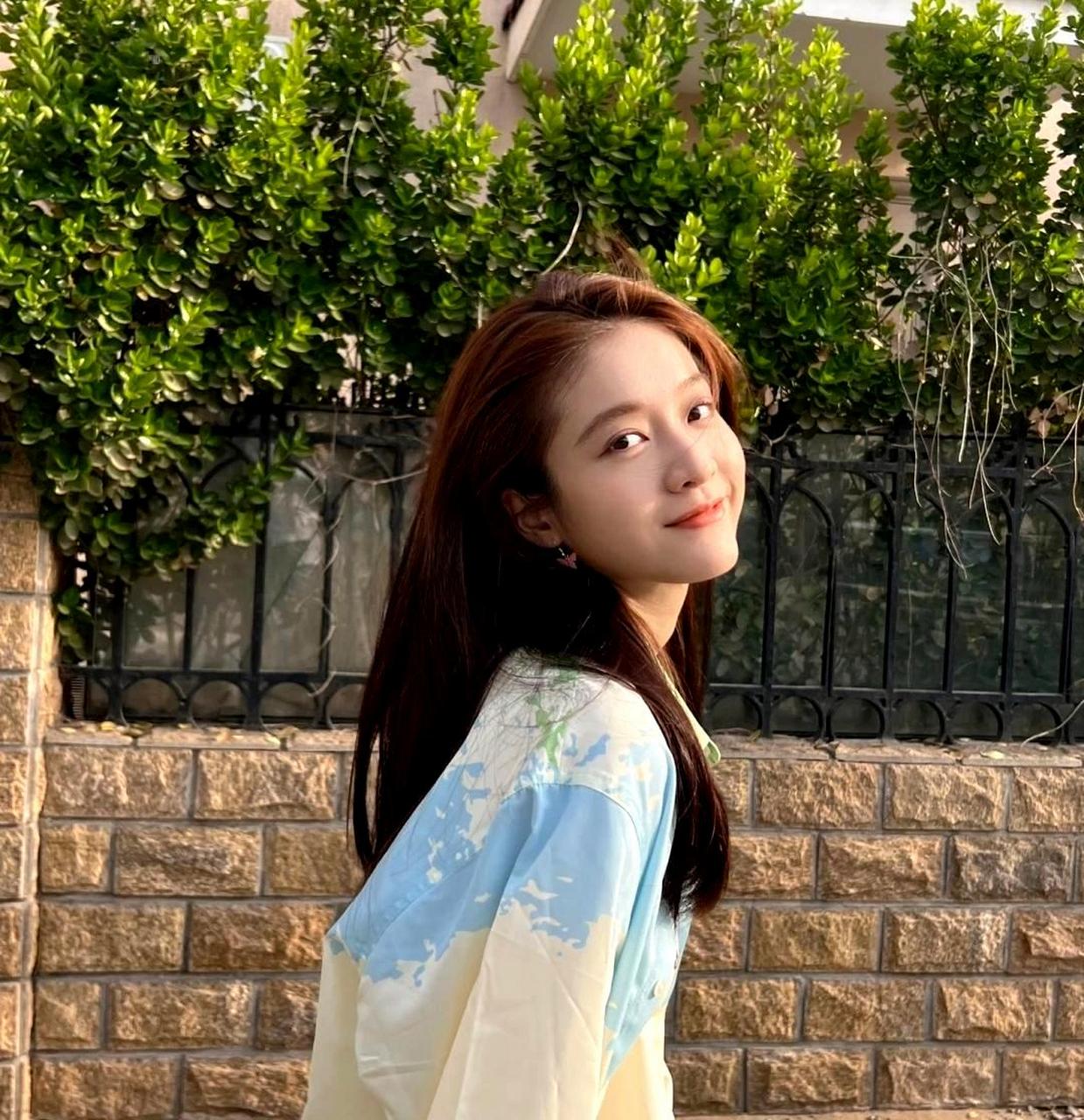 张雪迎分享了她休闲日常的照片,拍摄在路边,散发出慵懒感和年轻女生