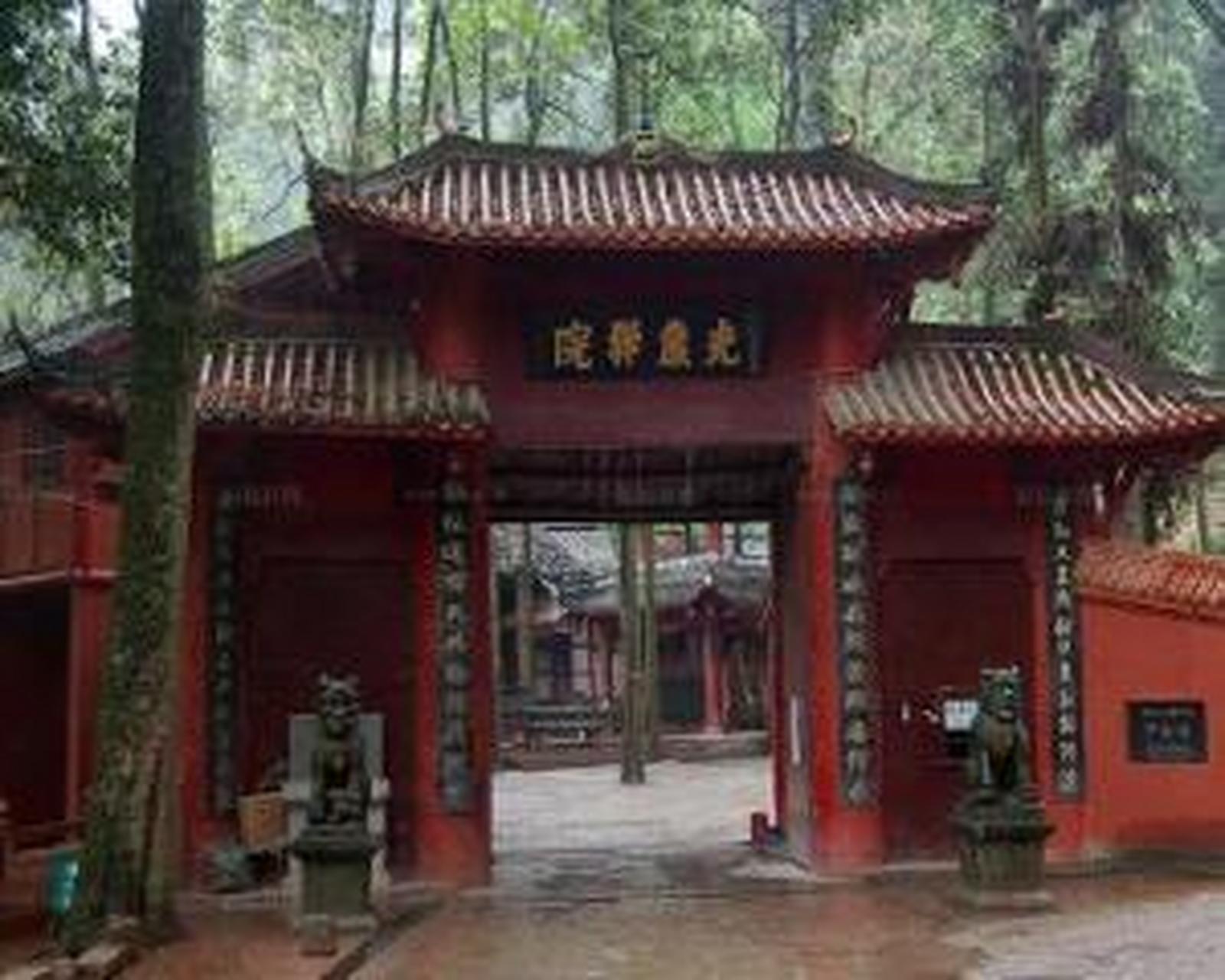 位于四川崇州街子镇的凤栖山,古寺始建于晋代,该寺历朝曾有几次大的