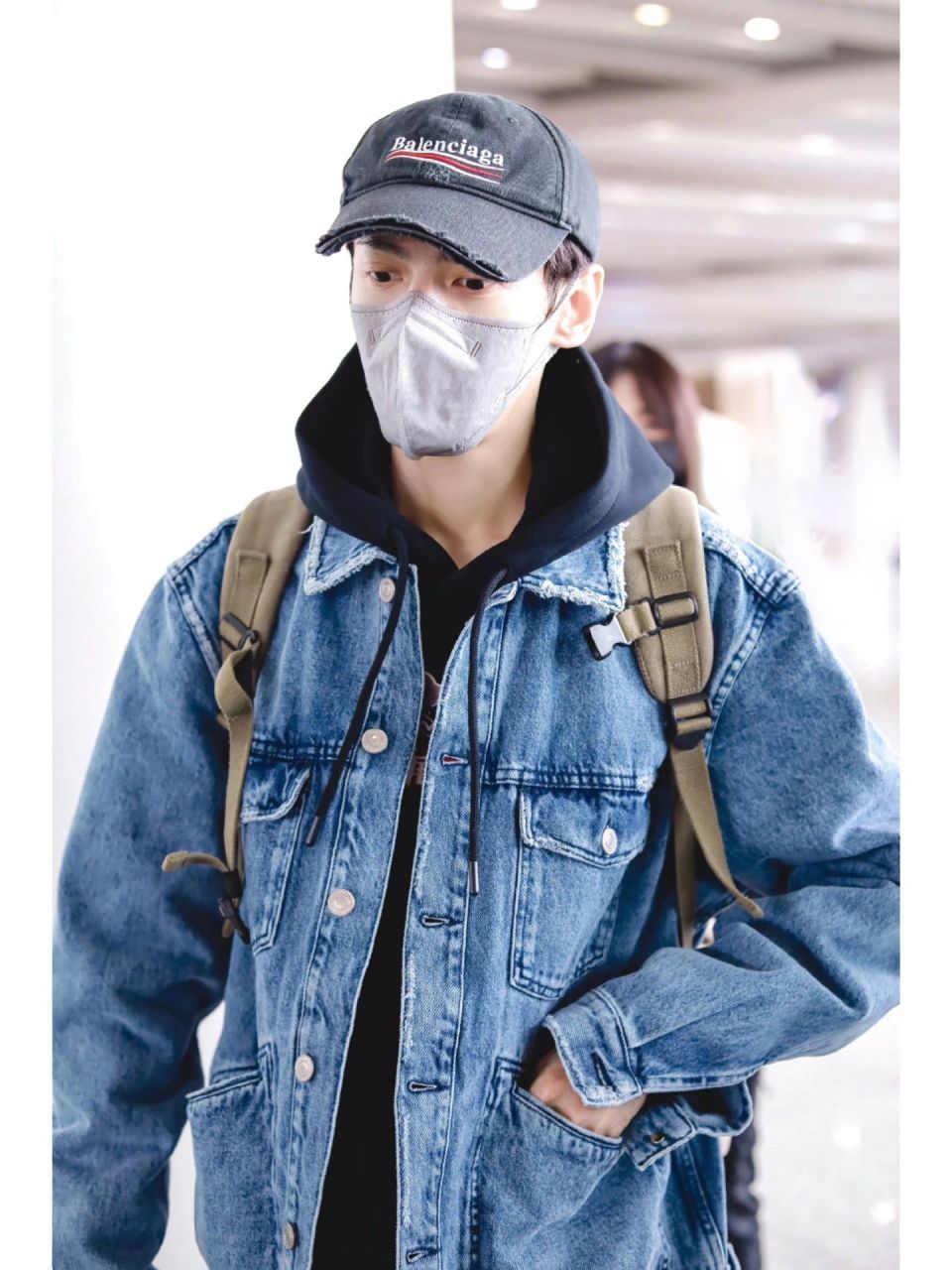 罗云熙机场路透 黑色卫衣牛仔外套,双肩包背起来妥妥男大即视感