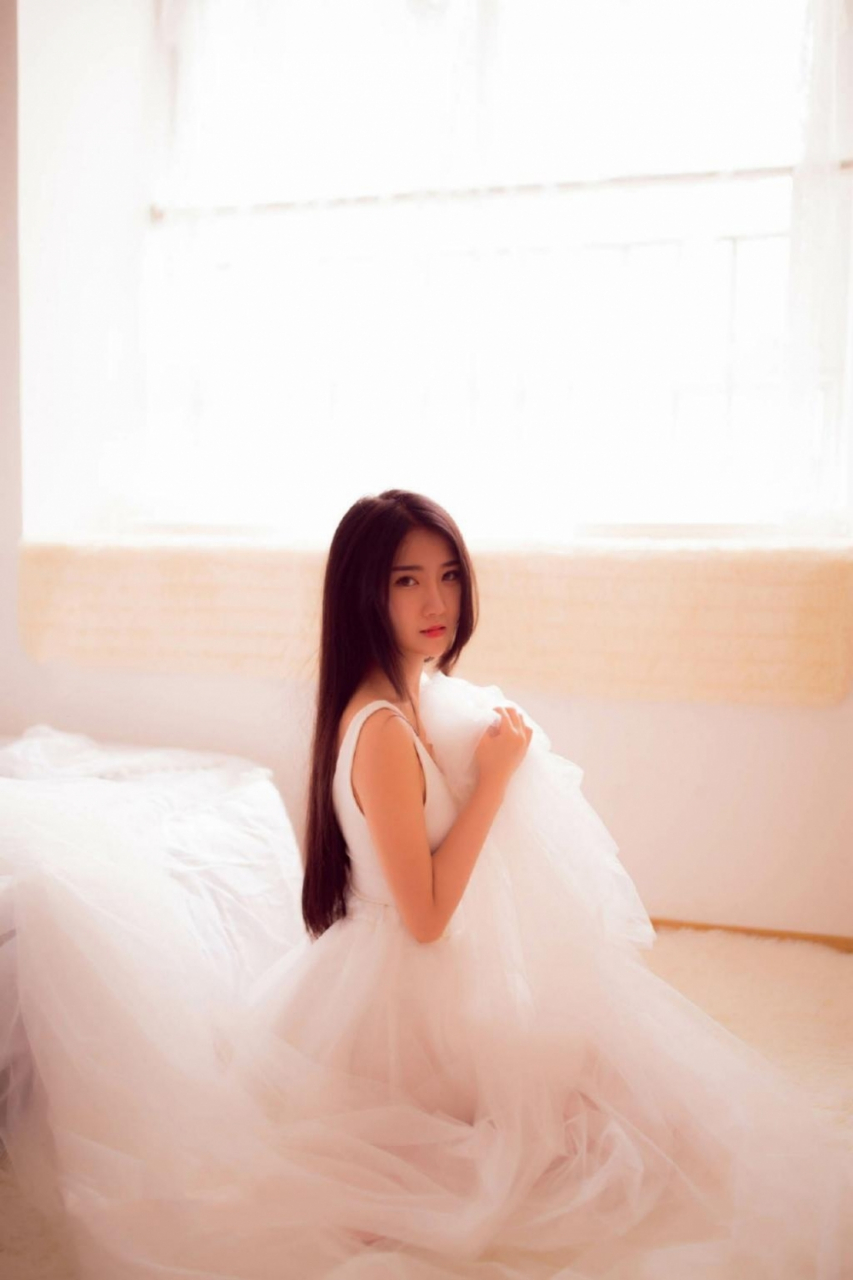 纯白色短裙长发美女深v诱人私房写真