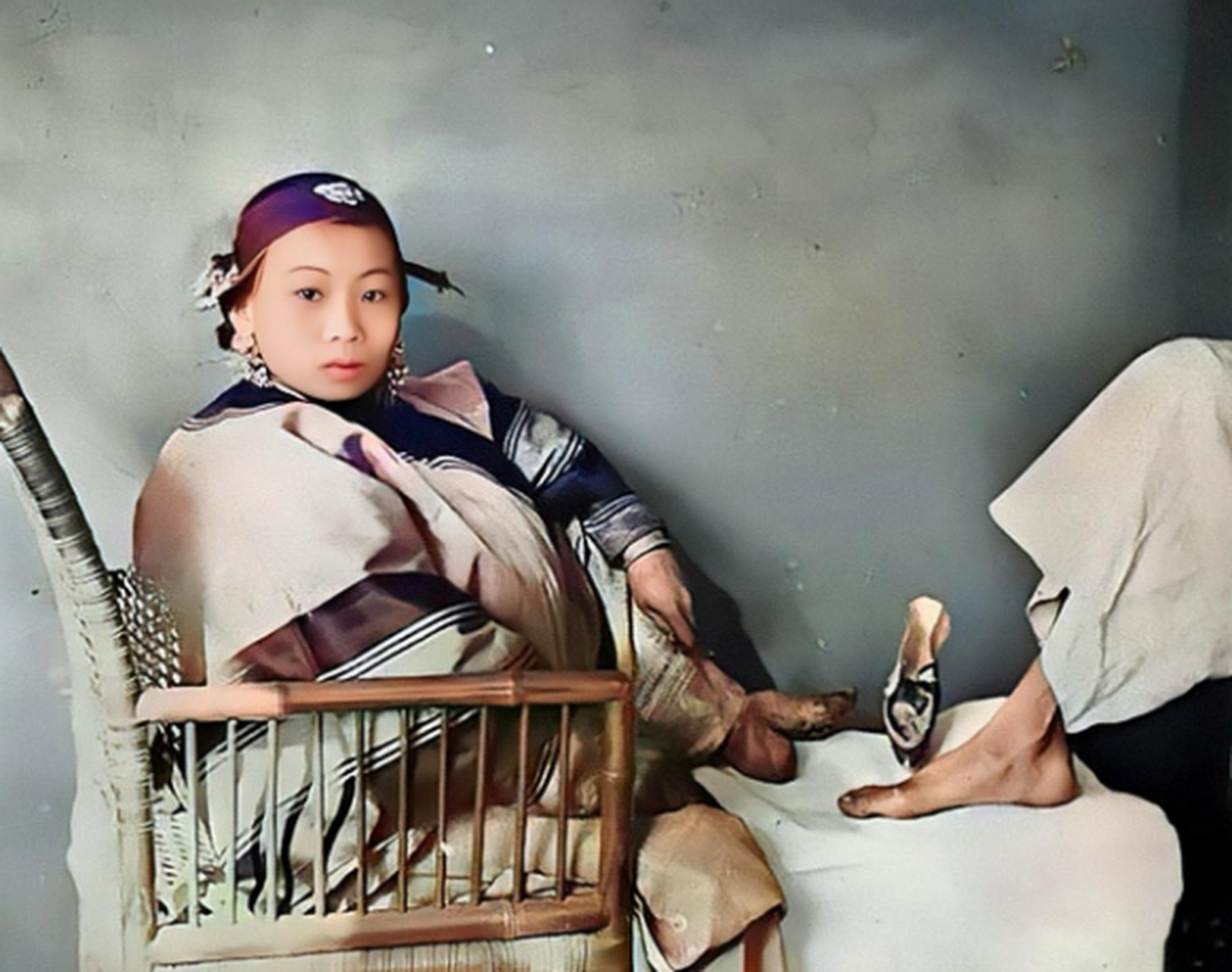 在中国的封建社会中,裹小脚是一种残忍的习俗,许多女性从小就被迫裹