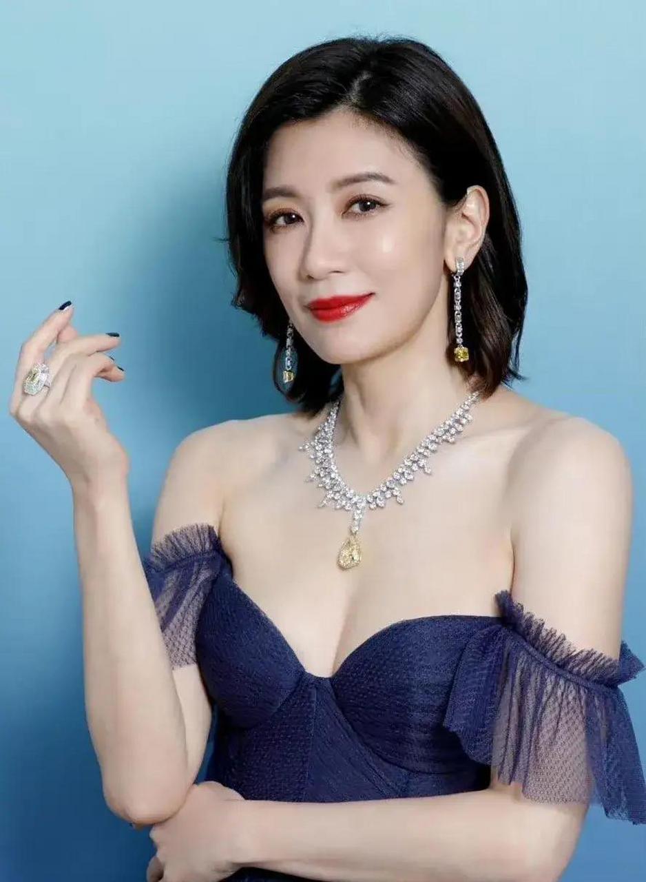 贾静雯穿衣越来越大胆,气质真高级. 嫁给爱情的女人最美.