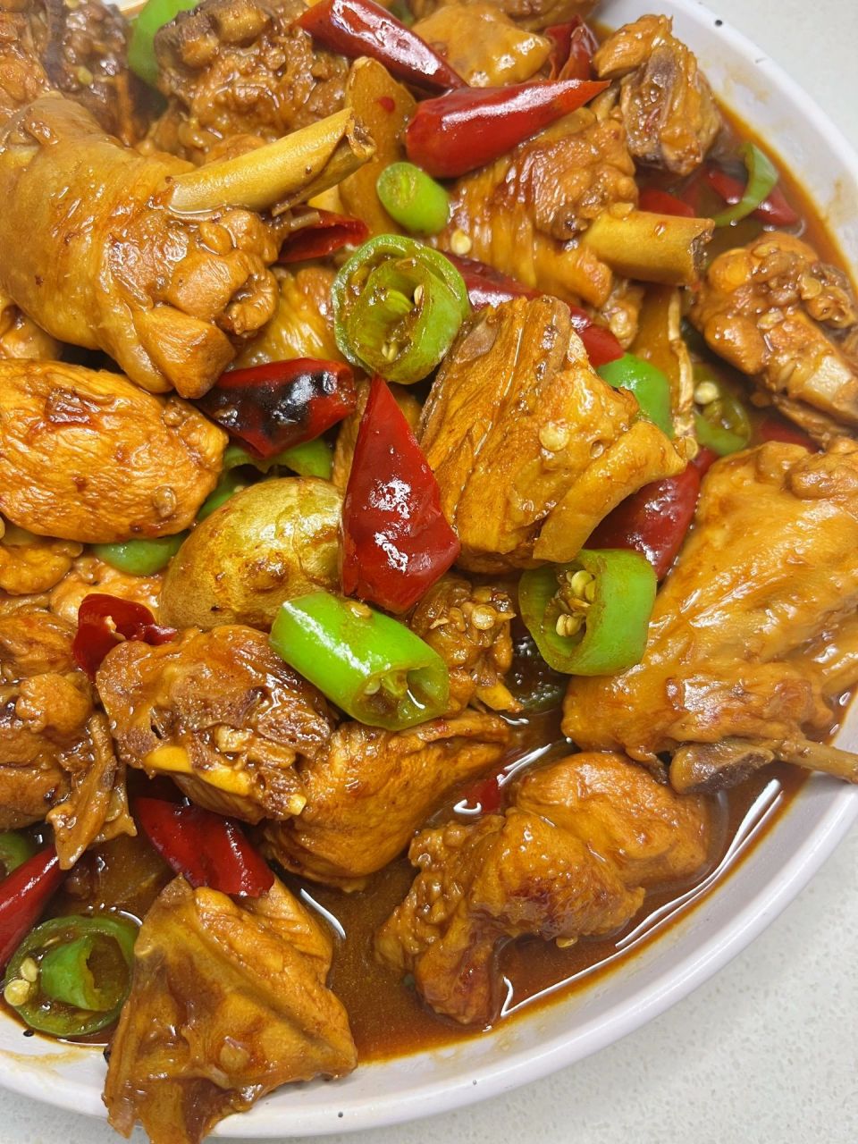 今天就吃这道红烧鸡块吧,汤汁也很下饭  分享家常菜～红烧鸡块,肉嫩