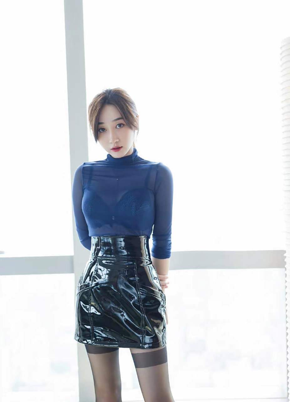 漆皮裙的美女!