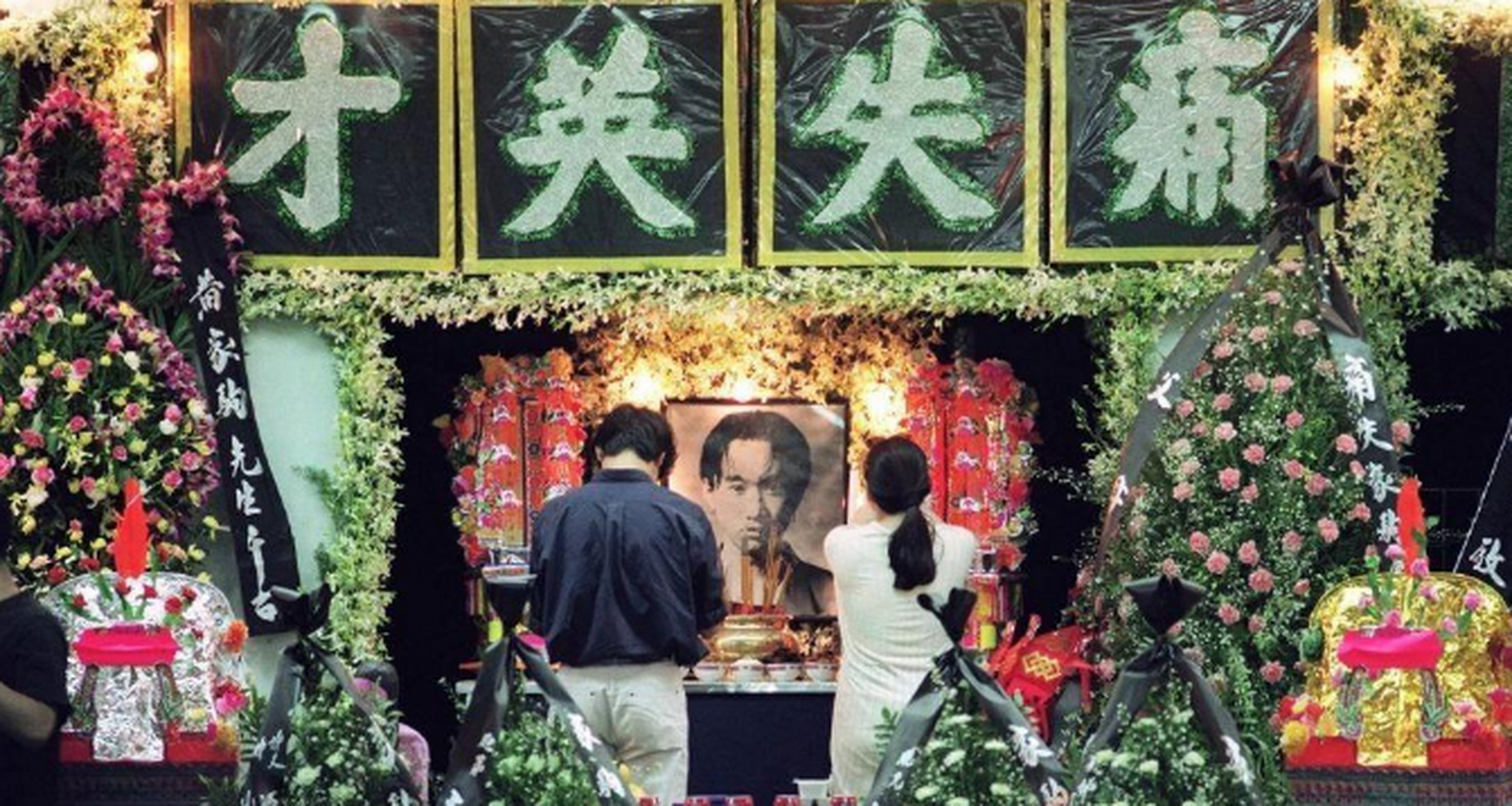 八人给他抬棺扶灵,歌迷更是哭成泪人 黄家驹的葬礼一切从简,当年7月4