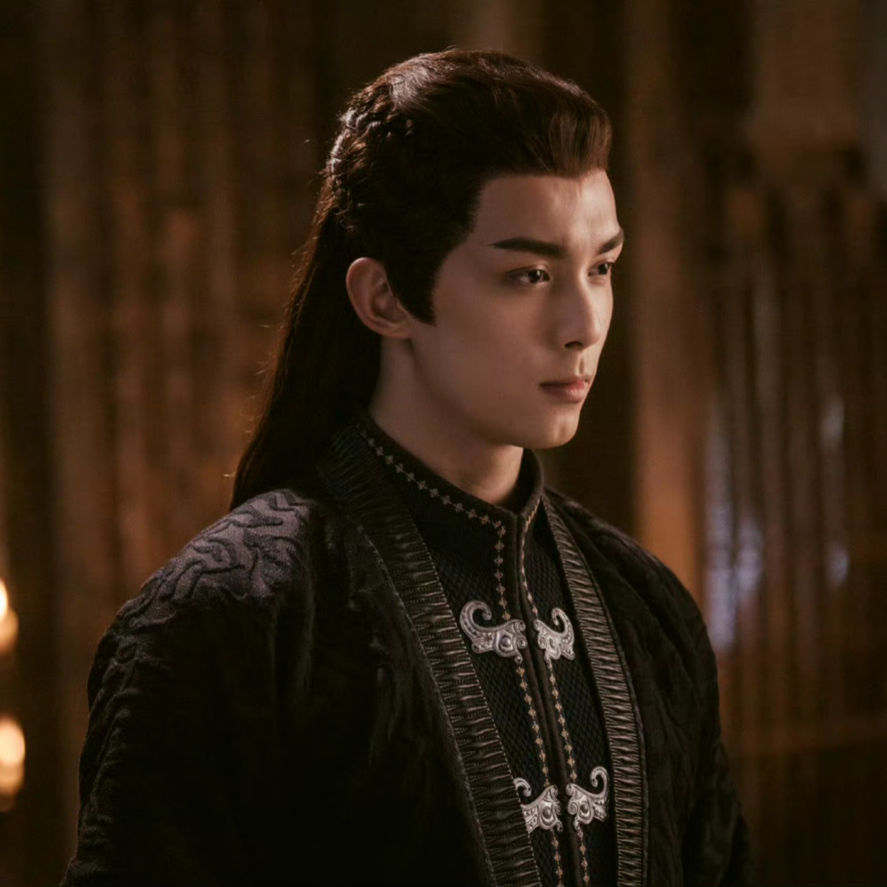 阿诗勒隼和长歌之间的爱是那种简单的眼神交流,无声无息却能互相领悟.