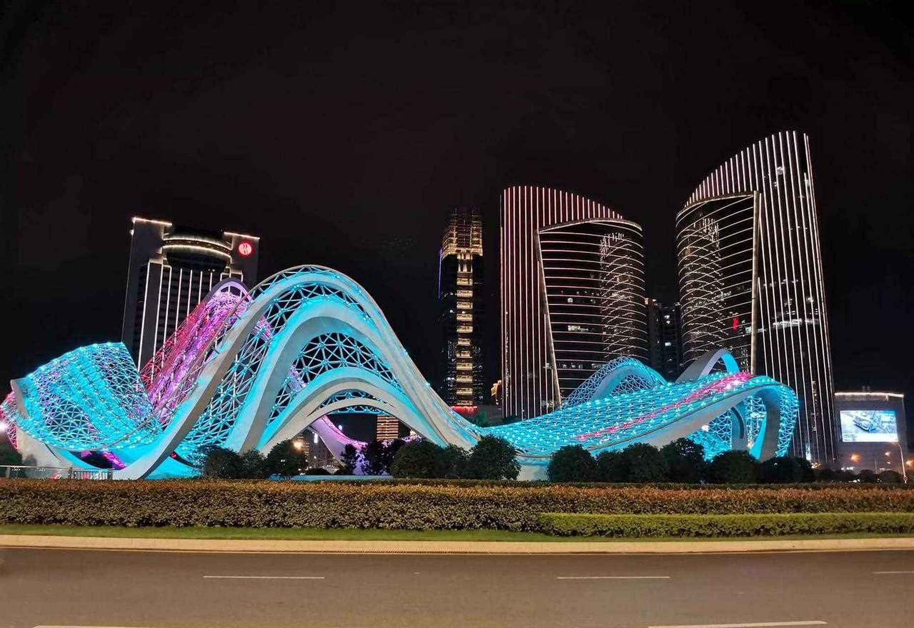 光谷广场的地标性建筑 —— 星河雕塑,建成有2年了,是国内最大的单体