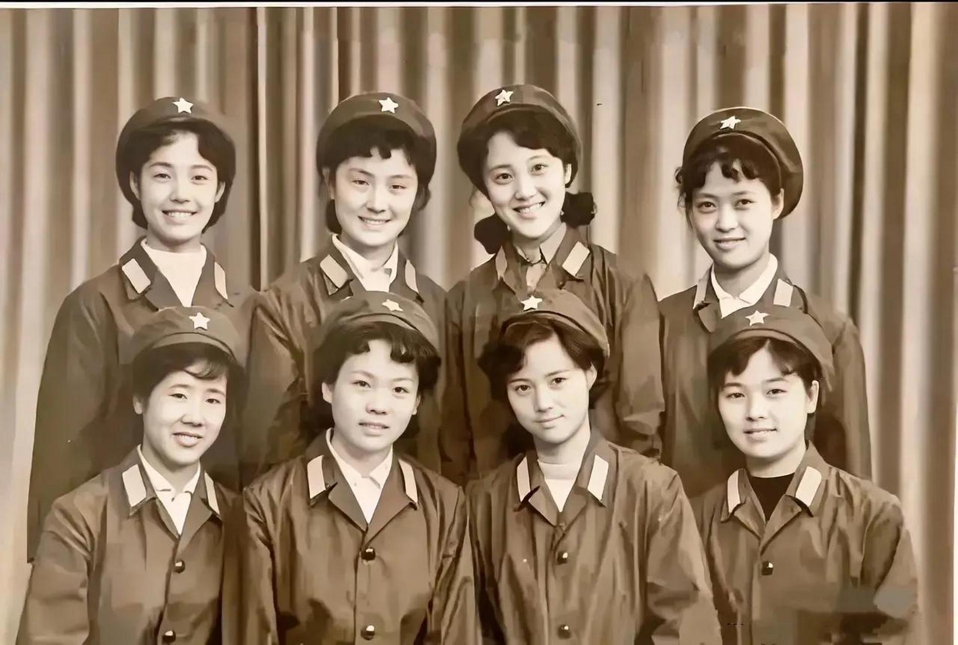 这8个女兵身穿65式军装,笑容灿烂迷人,她们个个青春靓丽,英姿飒爽