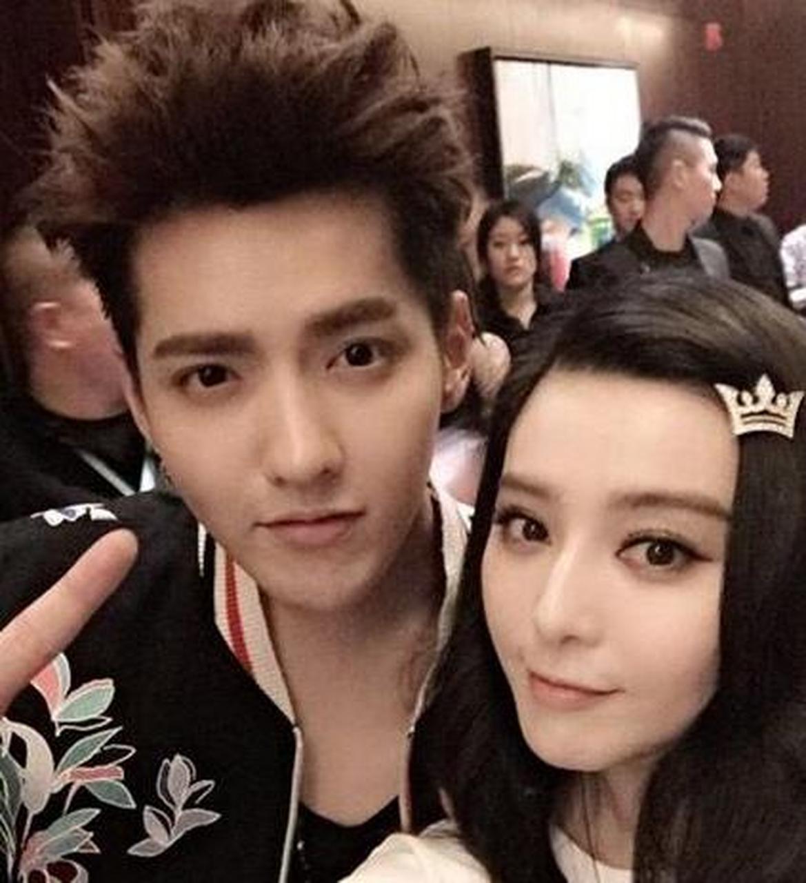 gif创作人# 范冰冰与吴亦凡早前同框活动照,范冰冰搂住吴亦凡的腰,摆