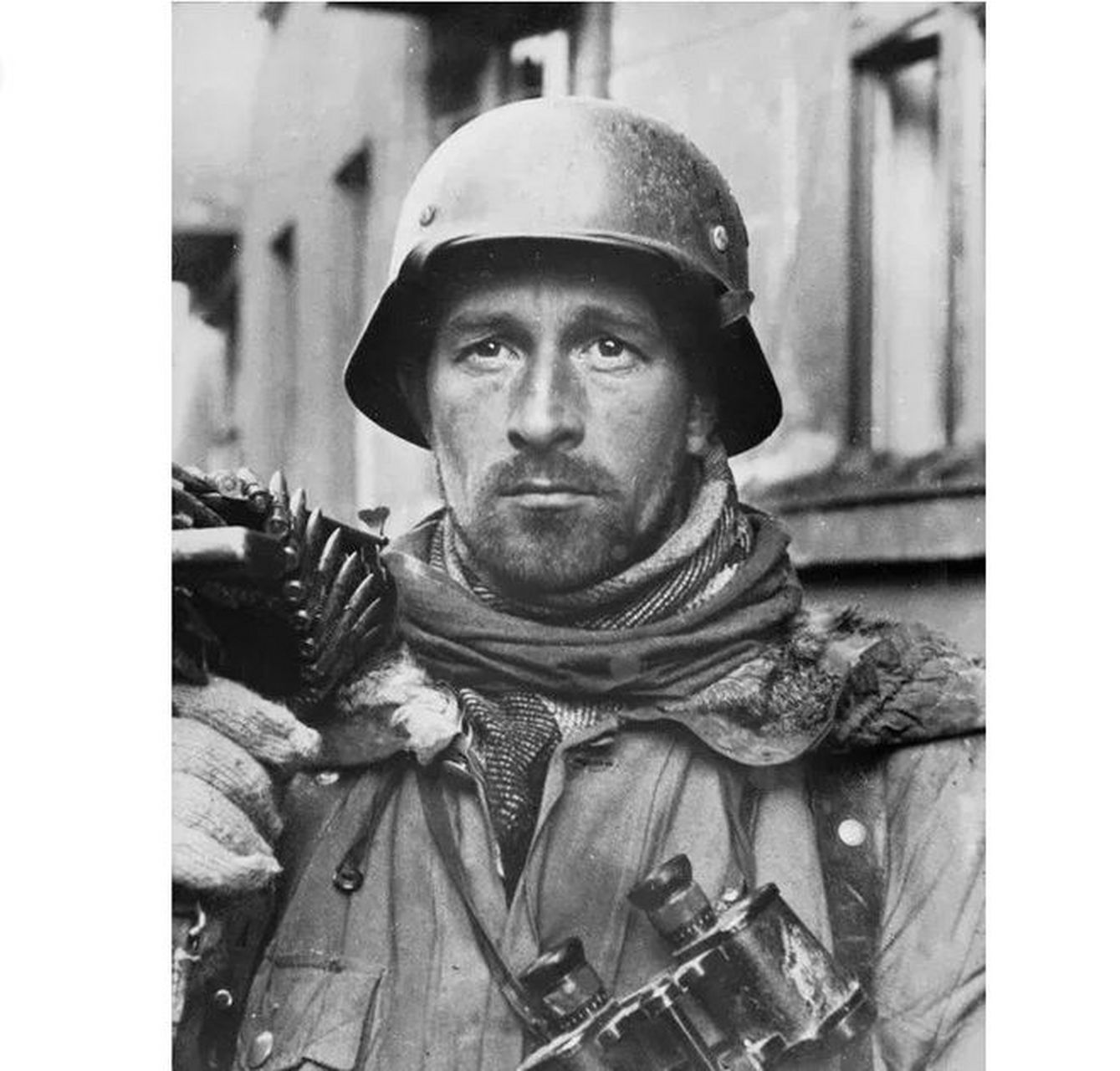 1943年3月的一天,哈尔科夫街头,一名德国党卫军"帝国师"的机枪手,肩扛