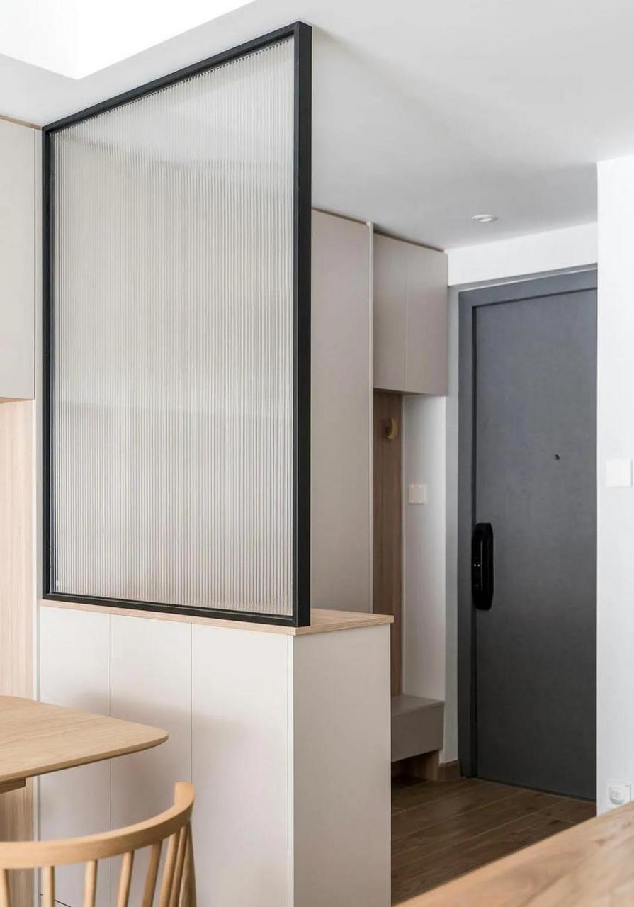 玄关用玻璃和收纳柜做隔断长虹玻璃提升了空间的质感和格调 [微风]