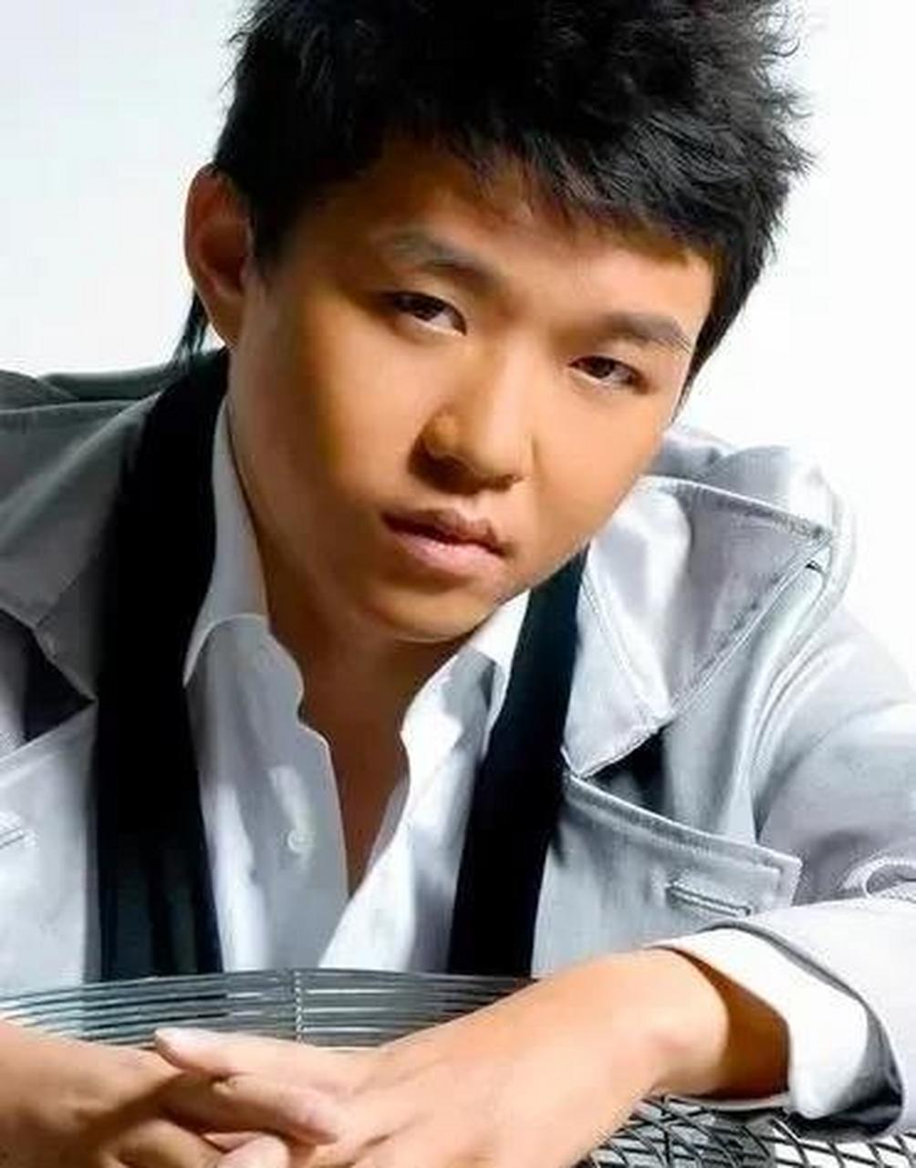 中国青海男歌手—刘嘉亮  刘嘉亮,1981年2月20日出生于青海西宁,中国