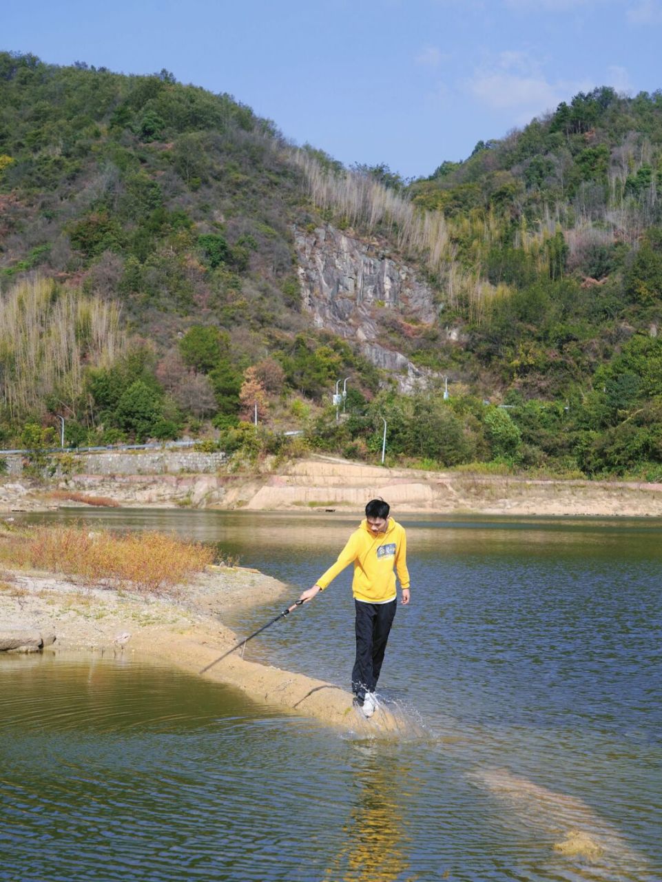 丰梅岭水库,秋天徒步  随着秋意渐渐浓厚,我们趁着明媚的天气与好友