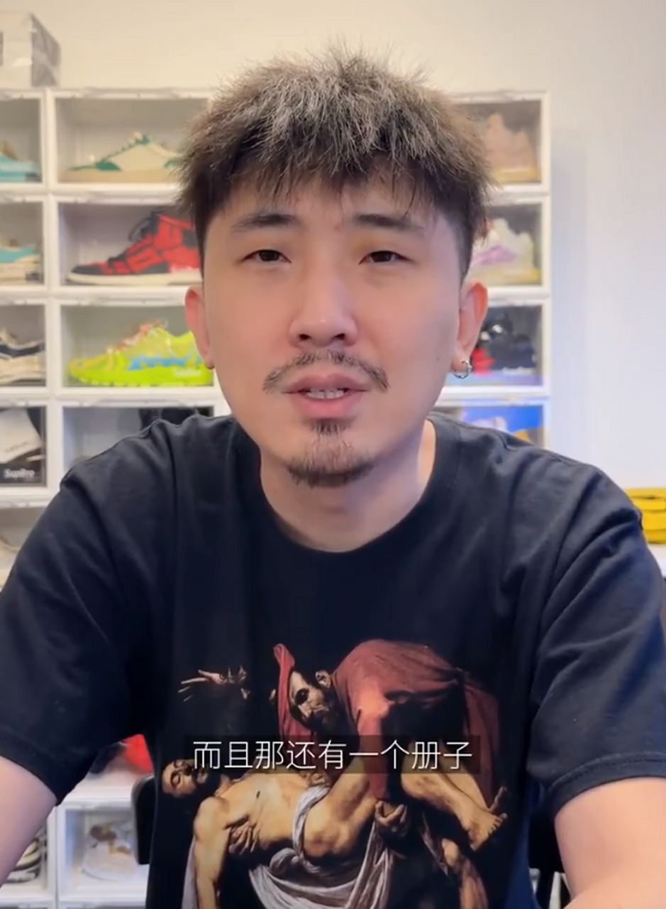 留着胡子是尚九熙,跟大家分享他收集水浒卡的儿时记