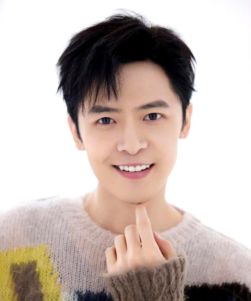 付辛博出道16周年,晒出帅照展现清爽大男生形象,虽然已经当了爸爸,但