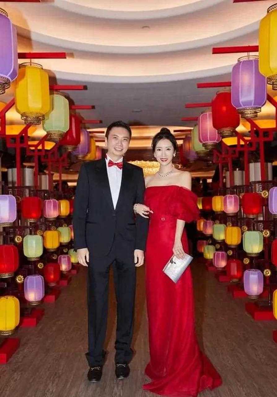 37岁李念昔日罕见和51岁富商老公同框合影!