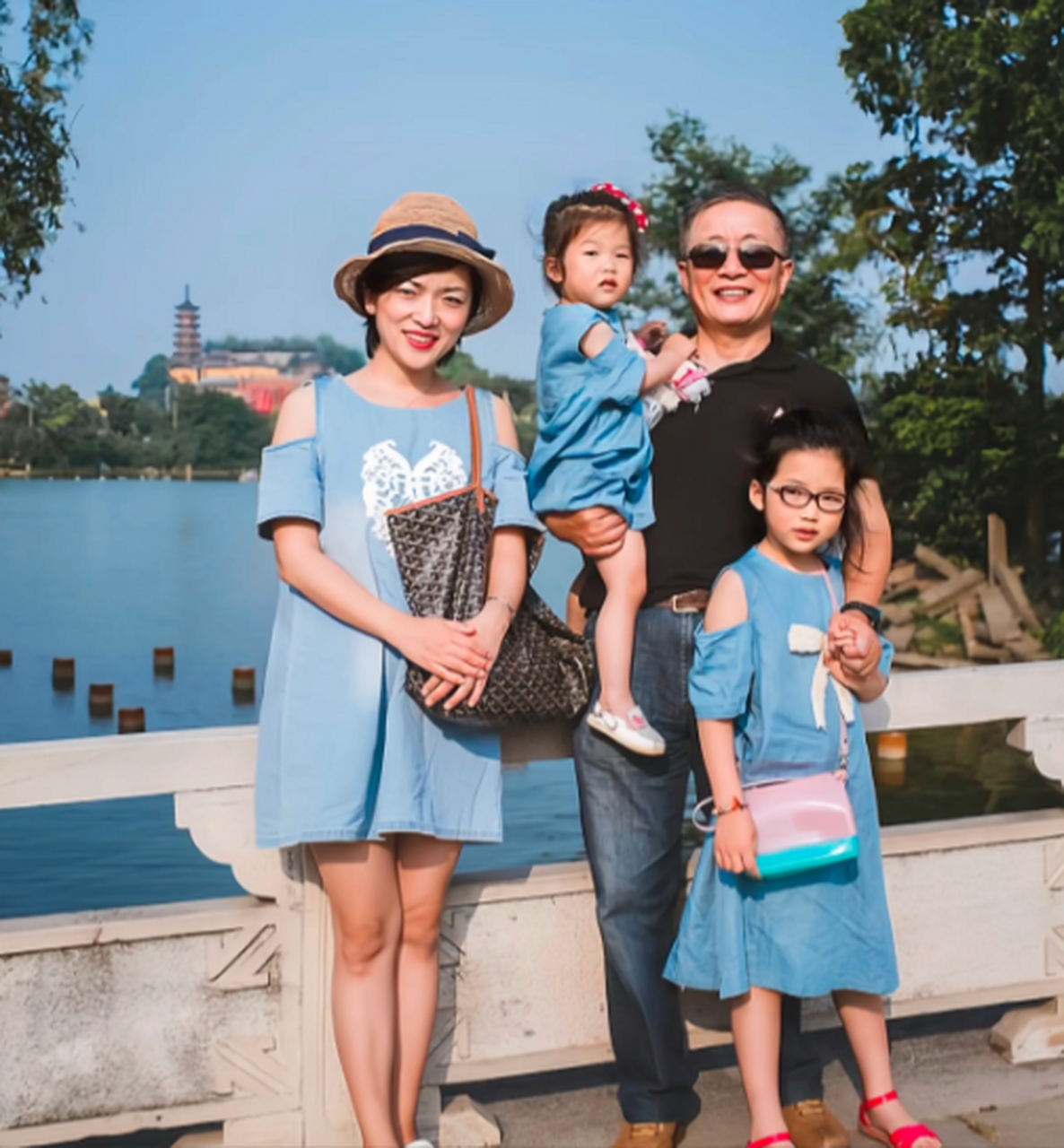 这是一对父女40年来的照片,拍摄地在同一个地方,记录了孩子的成长