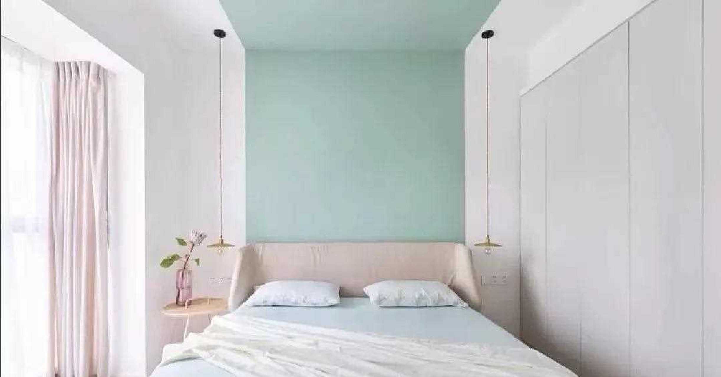 如果墙面乳胶漆是调色彩色乳胶漆,并且颜色比较厚重,顶面又是白色