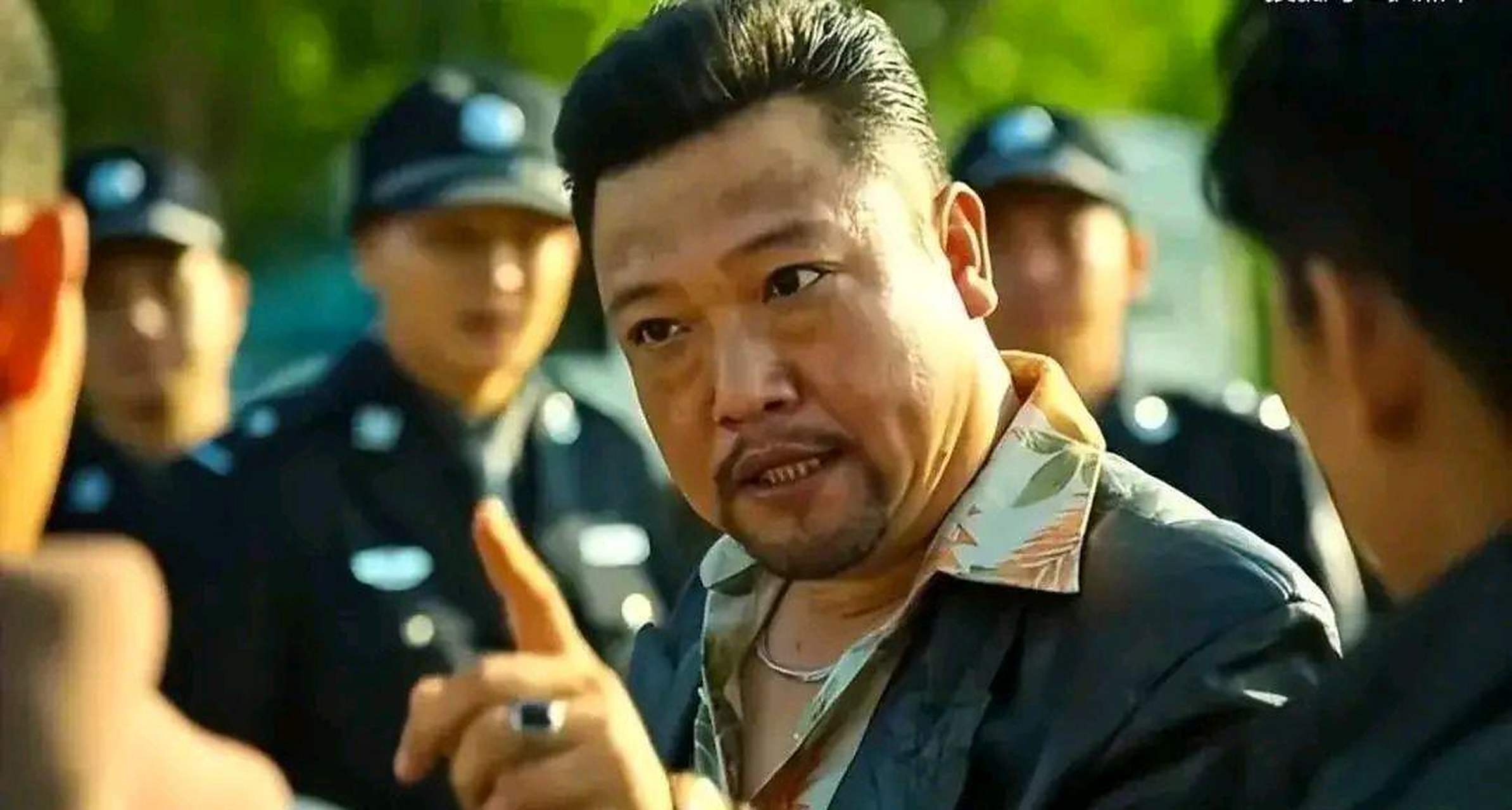 凭《狂飙》火出圈后,贾冰老婆让人惊艳,曾被质疑"