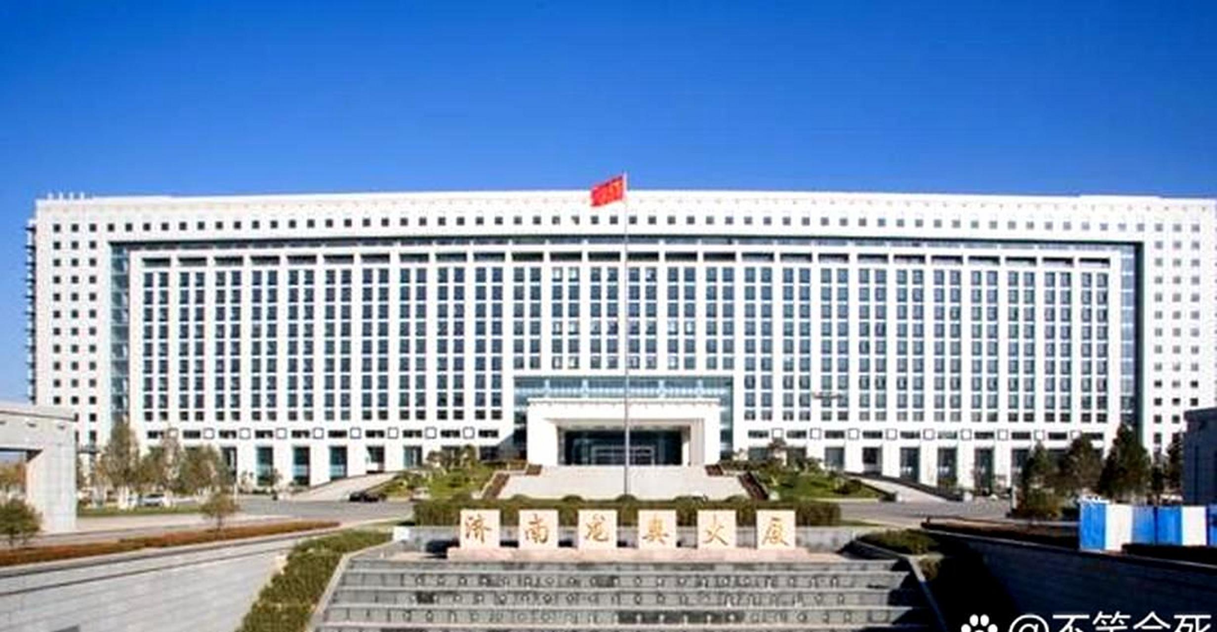 这座政府办公大楼看起来真的很宏伟,估计上班要提前半小时到达门口.