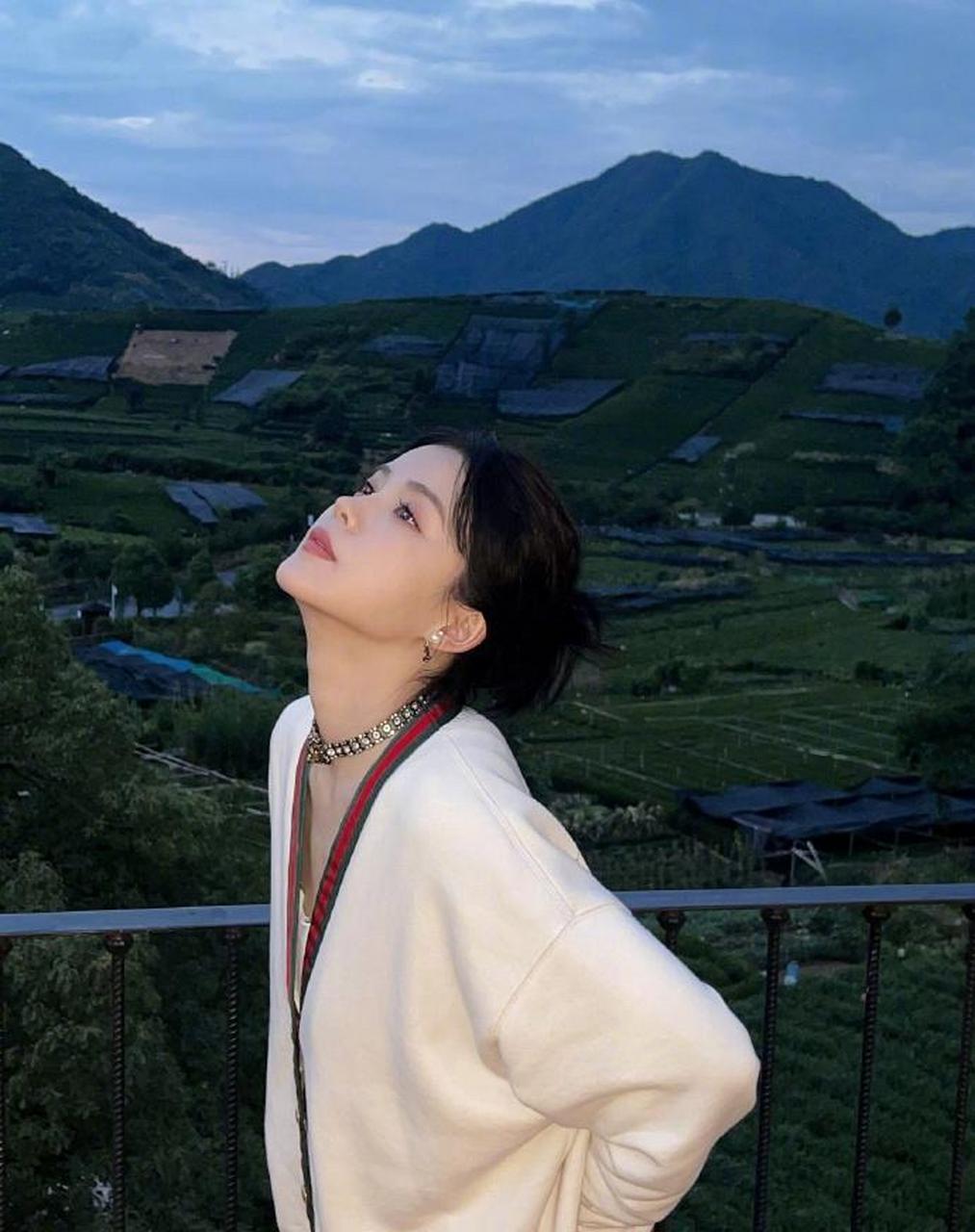 美女卧蚕阿姨迷人美照欣赏,真好看啊