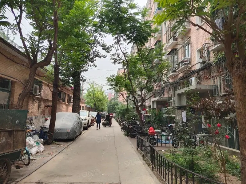 孩子两岁多,全家户口都在朝阳区,名下有一套房,我工作单位在西城,有