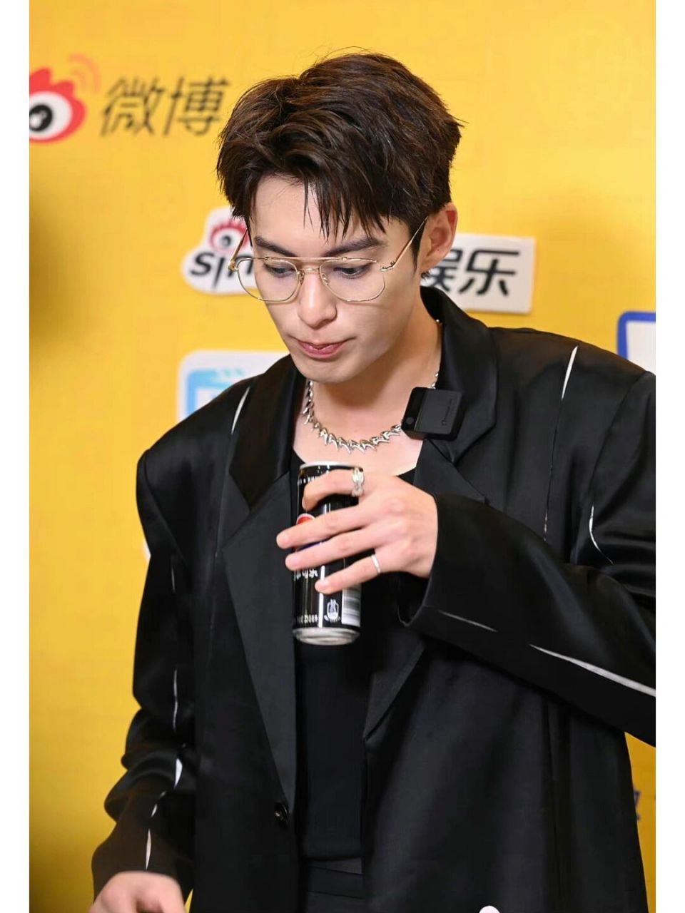 王鹤棣连续两日扫楼 都是all black的酷guy 王鹤棣新鲜出炉的扫楼营业