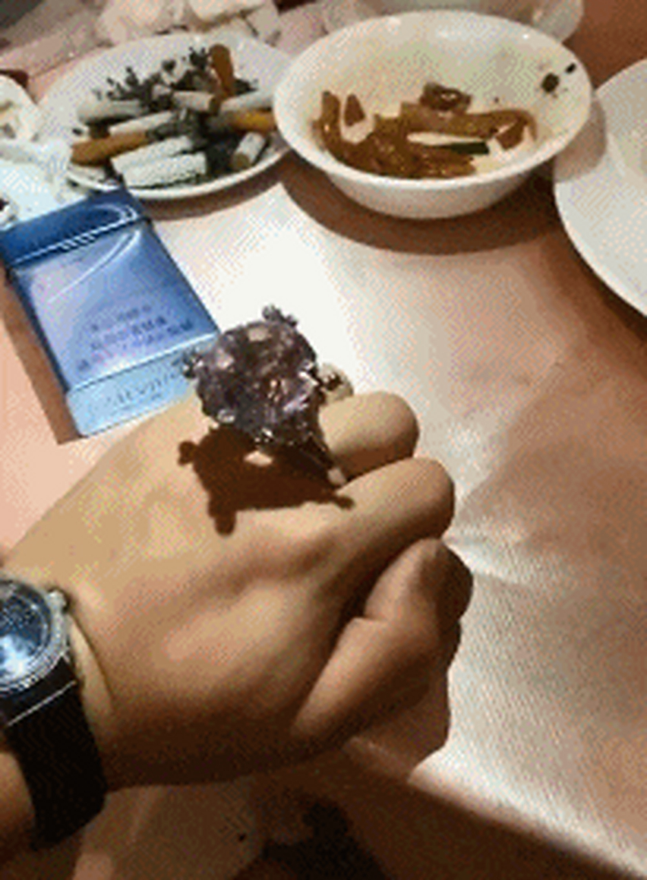 搞笑gif动图:一定看到最后,这么大的钻戒,好羡慕啊