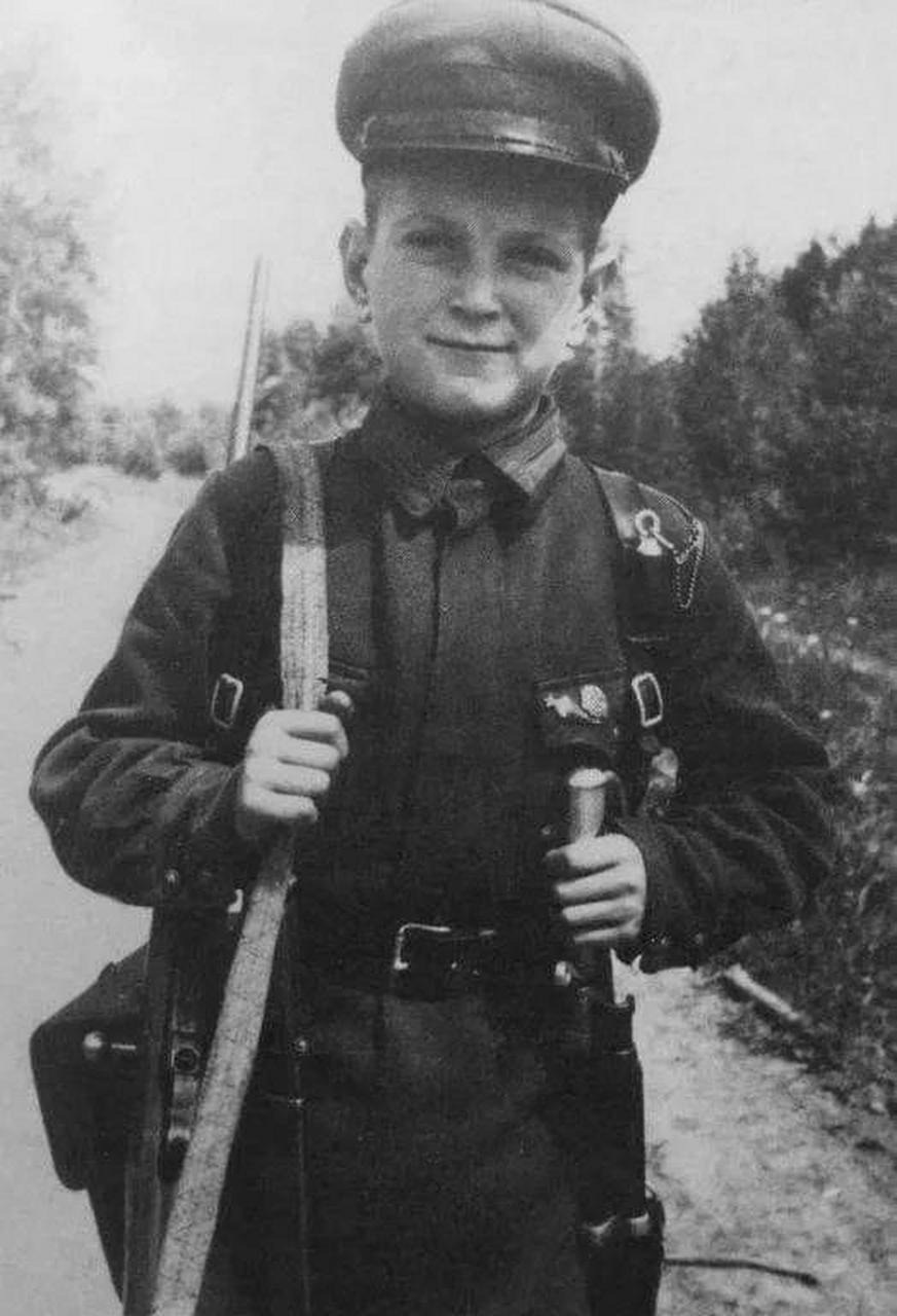 老照片# 卫国战争期间的苏联童兵与游击队群像 苏联在战争期间,有