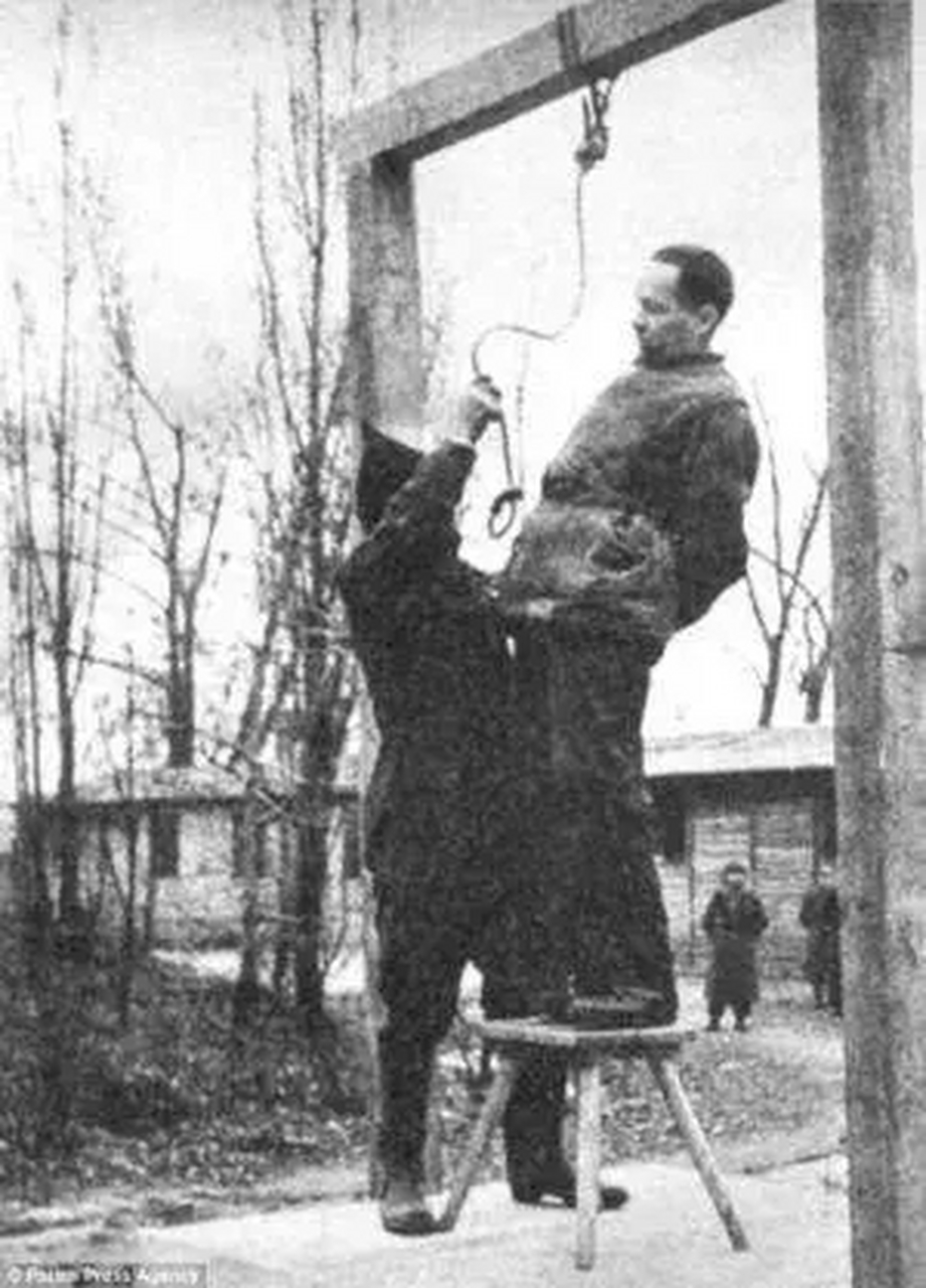 1945年,奥斯维辛集中营指挥官鲁道夫·霍斯被逮捕,在奥斯维辛解放时
