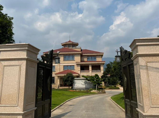 江苏南京,一男子年薪300万,自己住着700多平米的别墅,喝的也是飞天