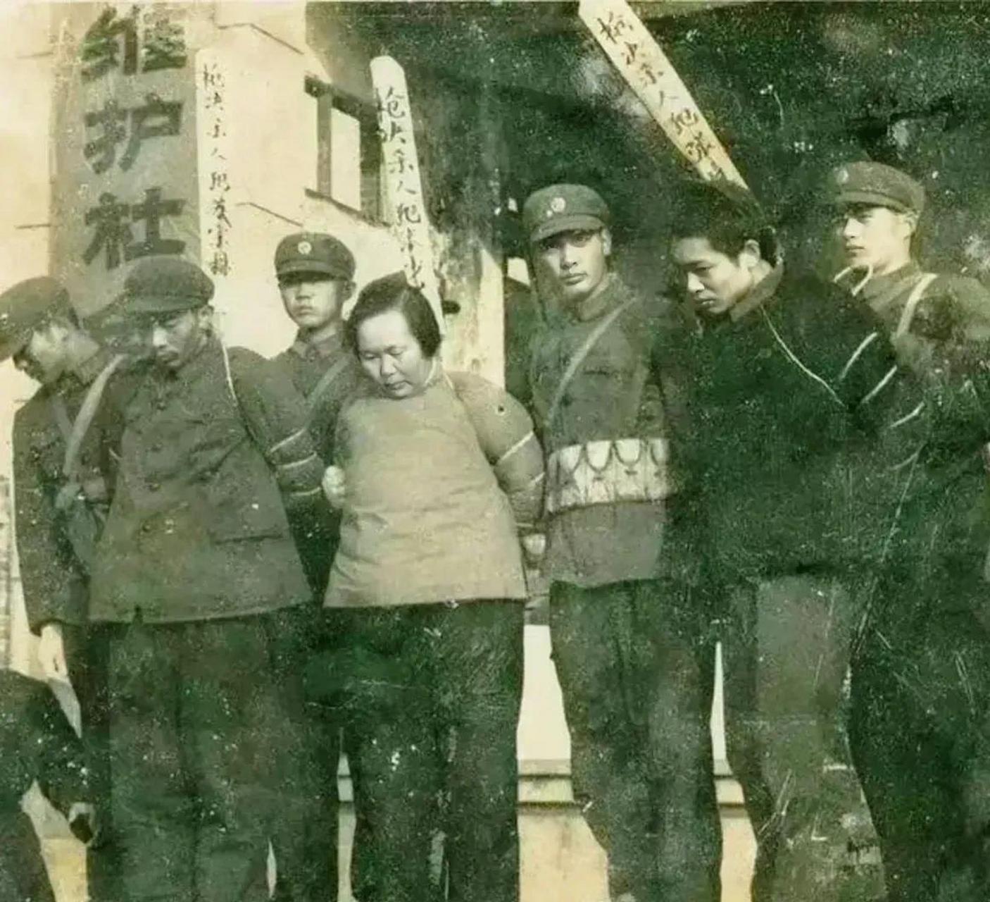 1970年代,3名即将被押赴刑场执行枪决的杀人犯在等待对他们最后的宣判