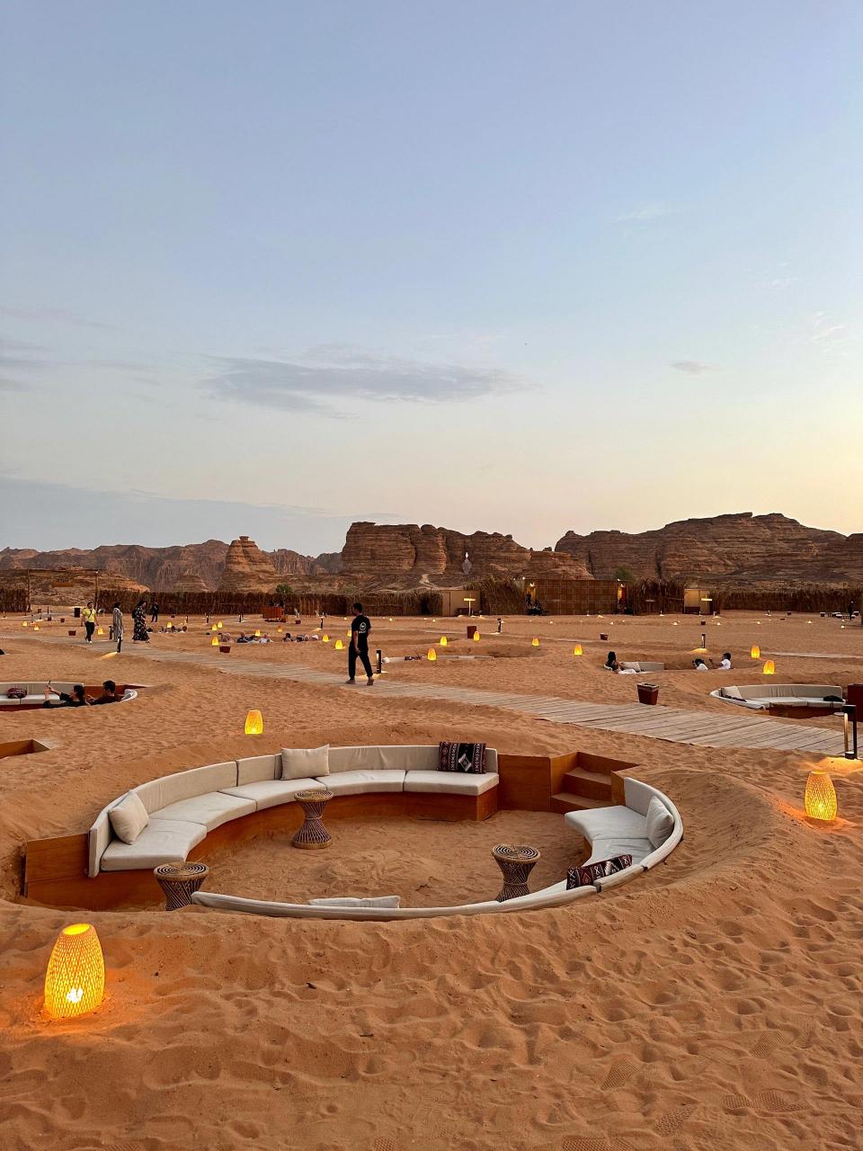 在沙漠里喝咖啡 这里拥有气势磅礴的雅丹地貌 像是沙漠里形态各异的